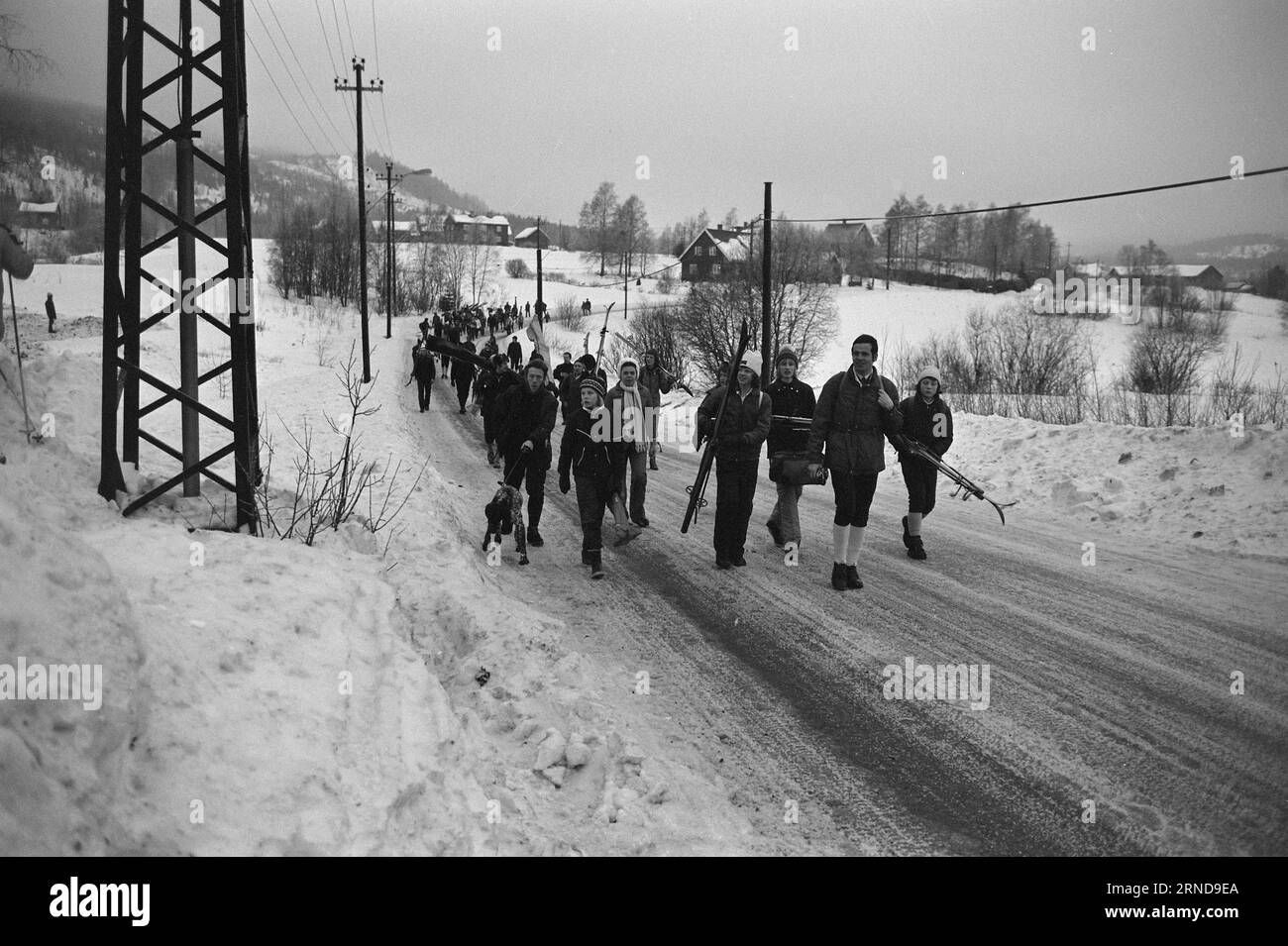 3 - 8 - 1974: Il divieto di guida domenicale di Lördag-SöndagThe lascia un segno chiaro sulla vita: Sabato mattina, la gara commemorativa di sci di Laurits Bergendahl si è tenuta a Sørkedalen per 300 ragazze. Il parcheggio era pieno. Domenica mattina, l'evento è continuato con 400 ragazzi. Gli autobus avevano preso il controllo dei trasporti e il parcheggio era vuoto. Foto: Ivar Aaserud / Aktuell / NTB ***FOTO NON ELABORATA*** questo testo è stato tradotto automaticamente! Foto Stock