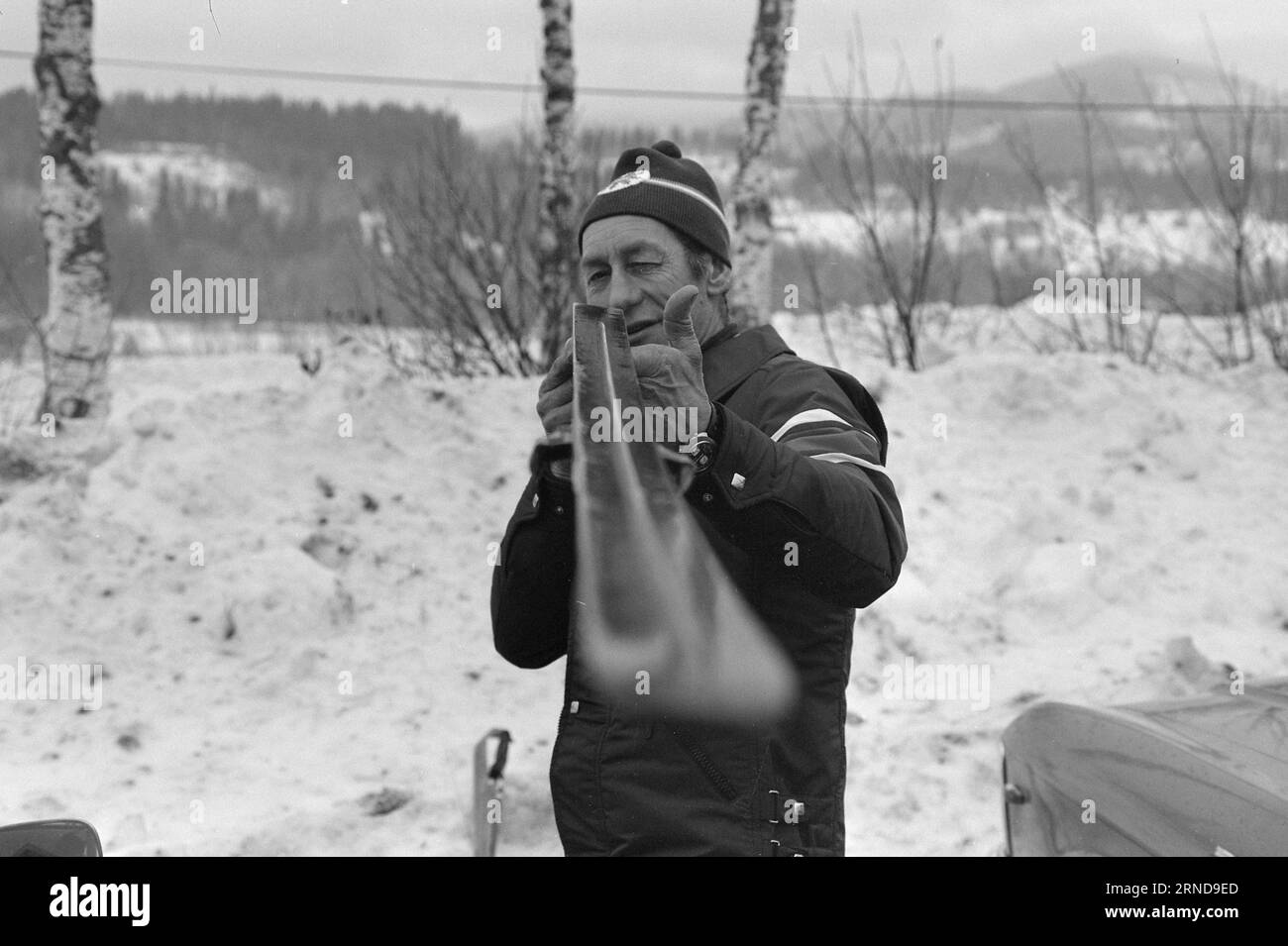 3 - 8 - 1974: Il divieto di guida domenicale di Lördag-SöndagThe lascia un segno chiaro sulla vita: Sabato mattina, la gara commemorativa di sci di Laurits Bergendahl si è tenuta a Sørkedalen per 300 ragazze. Il parcheggio era pieno. Domenica mattina, l'evento è continuato con 400 ragazzi. Gli autobus avevano preso il controllo dei trasporti e il parcheggio era vuoto. Foto: Ivar Aaserud / Aktuell / NTB ***FOTO NON ELABORATA*** questo testo è stato tradotto automaticamente! Foto Stock