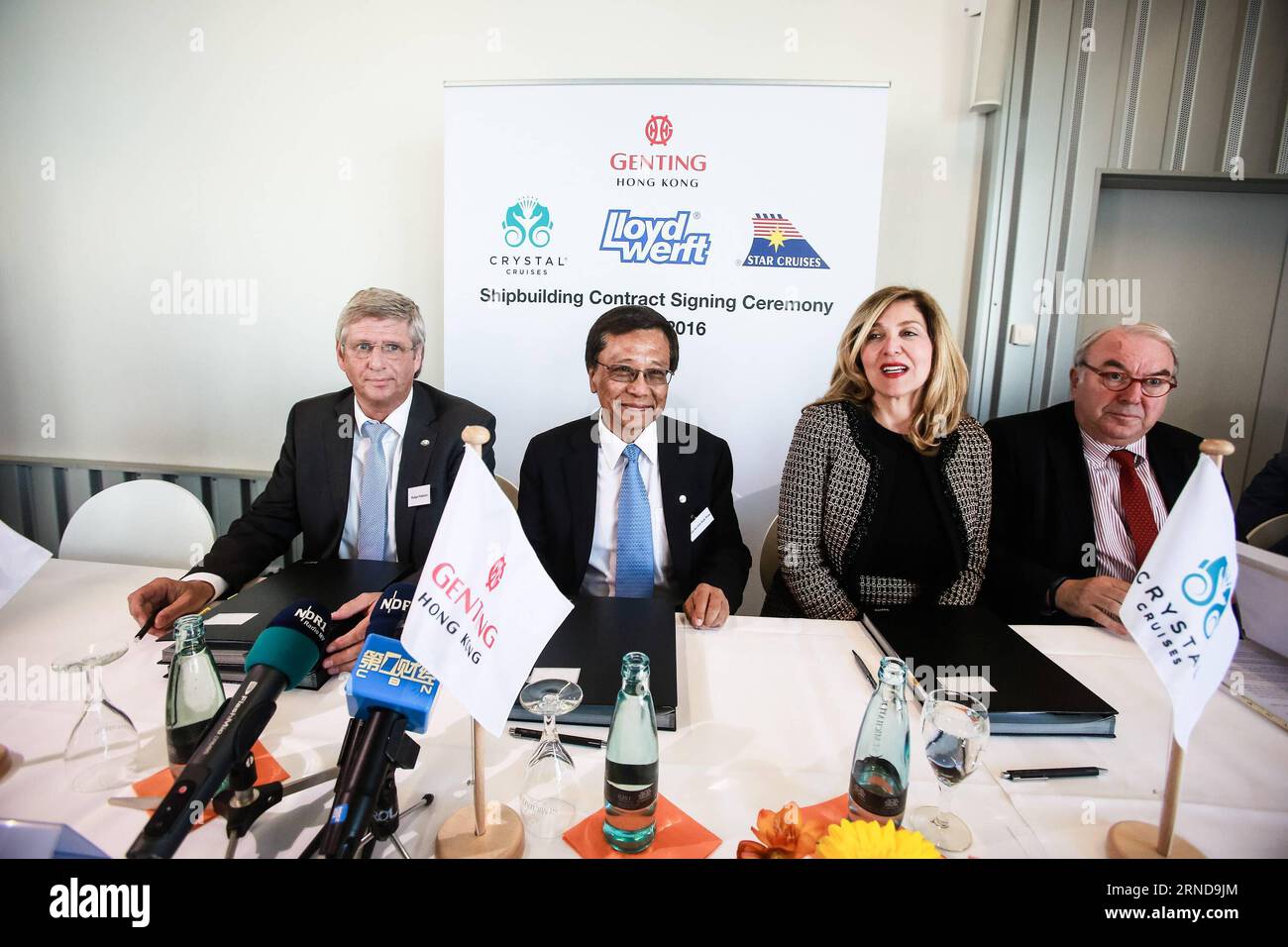 Tan Sri Lim Kok Thay (2nd L), presidente di Genting Hong Kong, e Rudiger Pallentin (1st L), amministratore delegato del Lloyd Werft Group, partecipano a una cerimonia di firma a Wismar, in Germania, il 10 maggio 2016. Un contratto di costruzione navale del valore di 3,5 miliardi di euro (circa 3,9 miliardi di dollari USA) tra Genting Hong Kong e il gruppo tedesco Lloyd Werft è stato firmato qui martedì, portando con sé la prospettiva di rivitalizzare l'industria locale e creare migliaia di posti di lavoro in più nel settore cantieristico tedesco. ) GERMANIA-WISMAR-GENTING HONG KONG-LLOYD WERFT GROUP ZHANGXFAN PUBLICATIONXNOTXINXCHN TAN SR Foto Stock