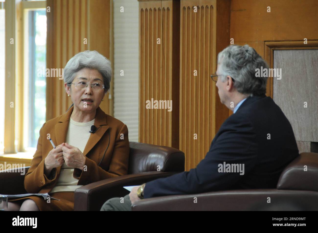 Fu Ying (L), presidente del Comitato affari Esteri del Congresso Nazionale del popolo Cinese, parla con l'ospite durante la sua visita alla Stanford University nella California settentrionale, negli Stati Uniti, il 10 maggio 2016. La Cina e gli Stati Uniti devono ricostruire il consenso sulle loro relazioni in mezzo alla crescente speculazione negativa sulle reciproche intenzioni strategiche, ha detto martedì il legislatore cinese anziano. ) (Djj) U.S.-SAN FRANCISCO-CHINA-fu YING-VISIT MaxDan PUBLICATIONxNOTxINxCHN fu Ying l Presidente del Comitato affari Esteri del Congresso della Cina delle celebrità nazionali parla con il Foto Stock