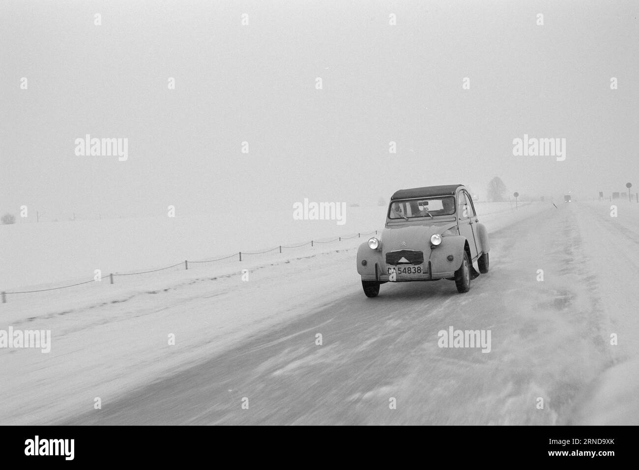 Attuale 03 - 6 - 1974: Il più piccolo è venuto FarthestQuesto è come ritardare la carta benzina. In questi tempi poveri di benzina, è sicuramente un vantaggio avere una piccola auto, ha confermato questo test che Aktuell ha effettuato insieme ai professionisti. Foto: Sverre A. Børretzen / Aktuell / NTB ***FOTO NON ELABORATA*** questo testo è stato tradotto automaticamente! Foto Stock