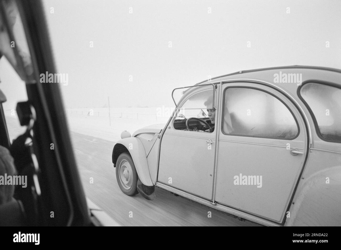 Attuale 03 - 6 - 1974: Il più piccolo è venuto FarthestQuesto è come ritardare la carta benzina. In questi tempi poveri di benzina, è sicuramente un vantaggio avere una piccola auto, ha confermato questo test che Aktuell ha effettuato insieme ai professionisti. Foto: Sverre A. Børretzen / Aktuell / NTB ***FOTO NON ELABORATA*** questo testo è stato tradotto automaticamente! Foto Stock