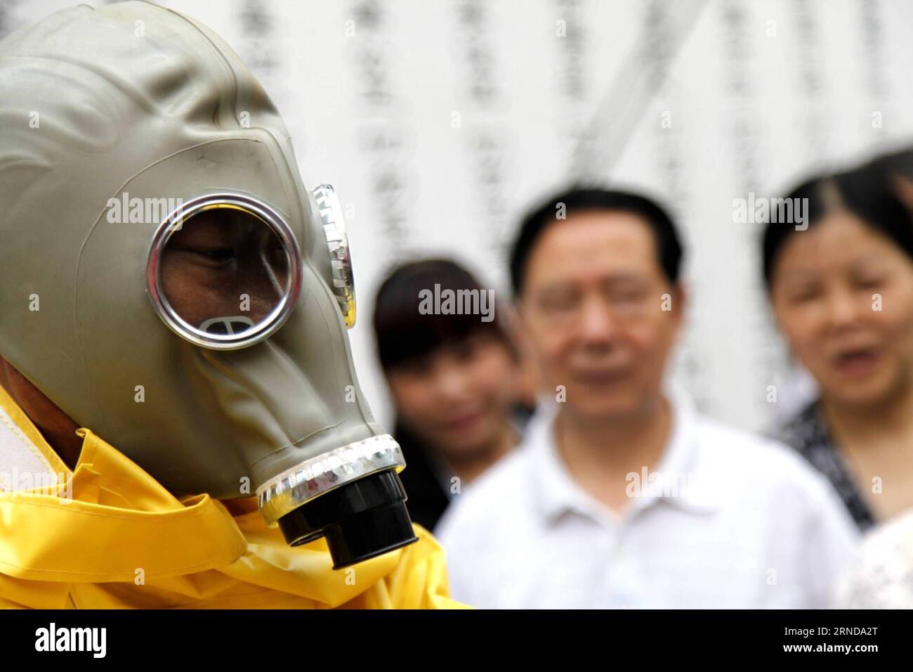 (160512) -- NANYANG , 12 maggio 2016 -- Un uomo indossa una maschera antigas e un costume protettivo durante una dimostrazione a Nanyang, nella provincia centrale di Henan, Cina, 12 maggio 2016. Il 12 maggio, il National Disaster Prevention and Reduction Day, varie esercitazioni di emergenza catastrofe sono state effettuate in diversi luoghi in Cina. ) (gtt) CHINA-DISASTER EMERGENCY DRILL ChenxHui PUBLICATIONxNOTxINxCHN 160512 Nanyang 12 maggio 2016 un uomo indossa una maschera a gas e una tuta protettiva durante una dimostrazione a Nanyang Central China S Henan Province 12 maggio 2016 IL 12 maggio IL giorno nazionale di prevenzione e riduzione delle catastrofi varie disfunzioni Foto Stock