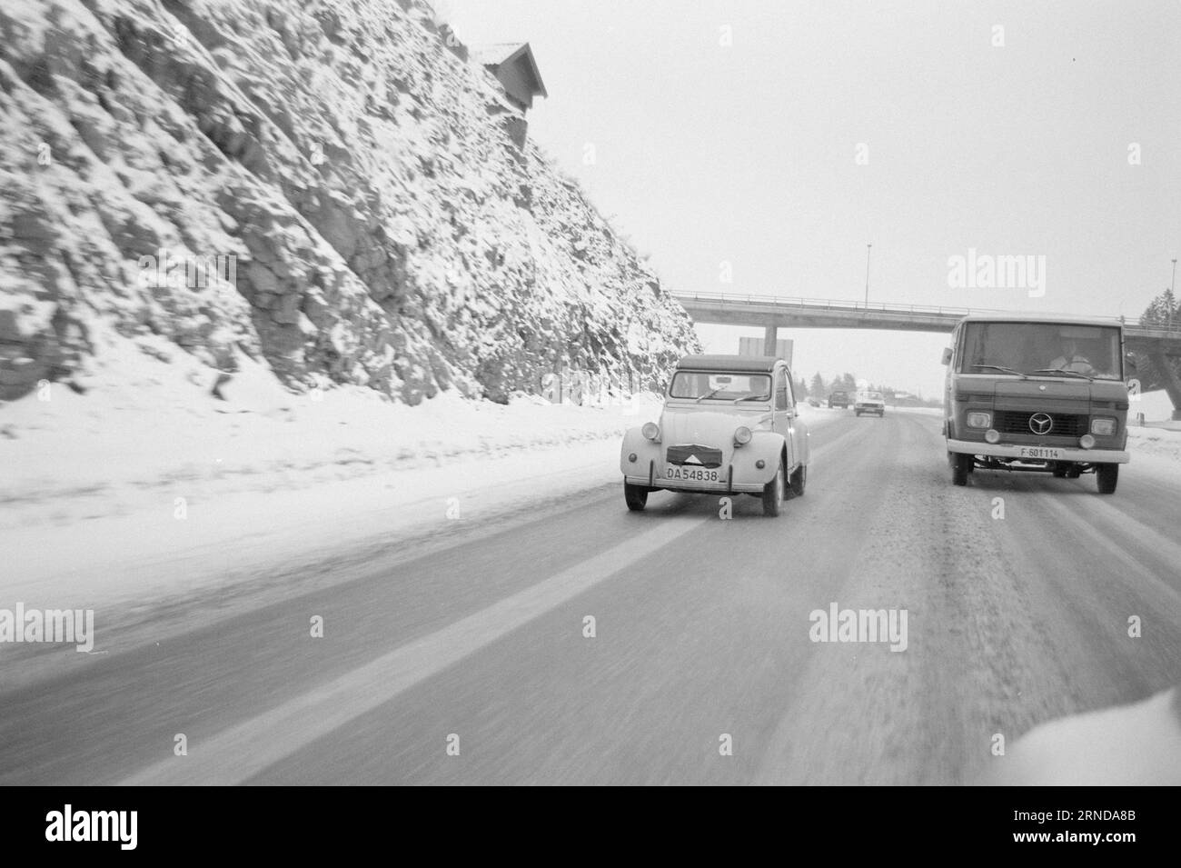 Attuale 03 - 6 - 1974: Il più piccolo è venuto FarthestQuesto è come ritardare la carta benzina. In questi tempi poveri di benzina, è sicuramente un vantaggio avere una piccola auto, ha confermato questo test che Aktuell ha effettuato insieme ai professionisti. Foto: Sverre A. Børretzen / Aktuell / NTB ***FOTO NON ELABORATA*** questo testo è stato tradotto automaticamente! Foto Stock