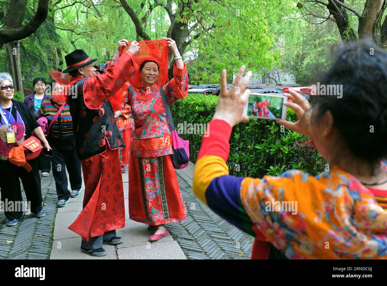 (160516) -- HANGZHOU, 16 maggio 2016 -- foto scattata l'8 aprile 2016 mostra una coppia che si esibisce per i turisti a Nanxun, un'antica città sul mare nella città di Huzhou, nella provincia di Zhejiang nella Cina orientale. Zhejiang ha accelerato la sua industria turistica come alcune città e villaggi sono stati sviluppati dove le persone potevano godere il ritmo rilassato della vita durante le loro vacanze. ) (Wyl) CHINA-ZHEJIANG-TOURISM-NEW LIFESTYLE (CN) TanxJin PUBLICATIONxNOTxINxCHN Hangzhou 16 maggio 2016 la foto scattata L'8 aprile 2016 mostra una COPPIA che si esibisce per i turisti a Nanxun all'antica città sul lungomare nella città di Huzhou nella provincia dello Zhejiang della Cina orientale Foto Stock