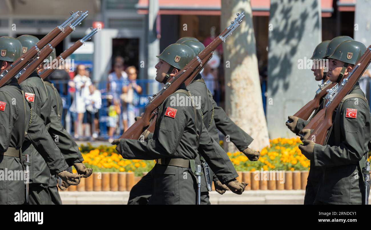 Ankara-Turchia: 30 agosto 2023: Gruppo di soldati turchi con fucili in marcia nell'agosto 30, parata del giorno della Vittoria ad Ankara. Foto Stock