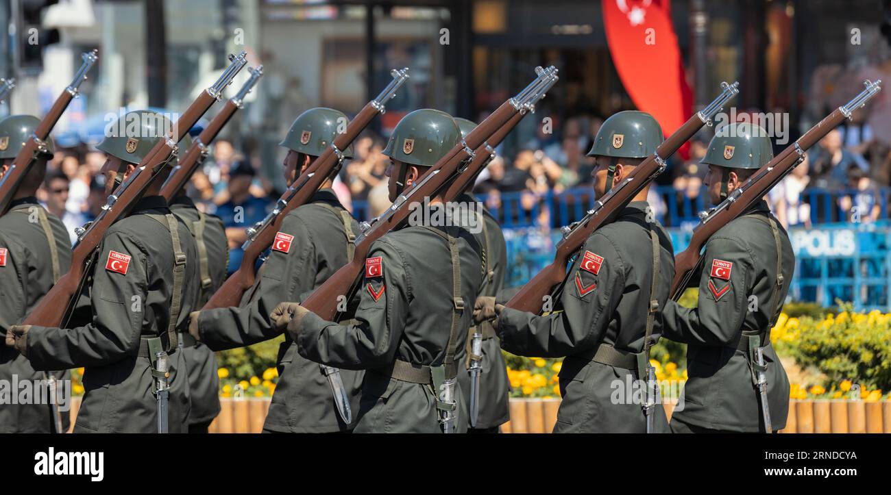 Ankara-Turchia: 30 agosto 2023: Gruppo di soldati turchi con fucili in marcia nell'agosto 30, parata del giorno della Vittoria ad Ankara. Foto Stock