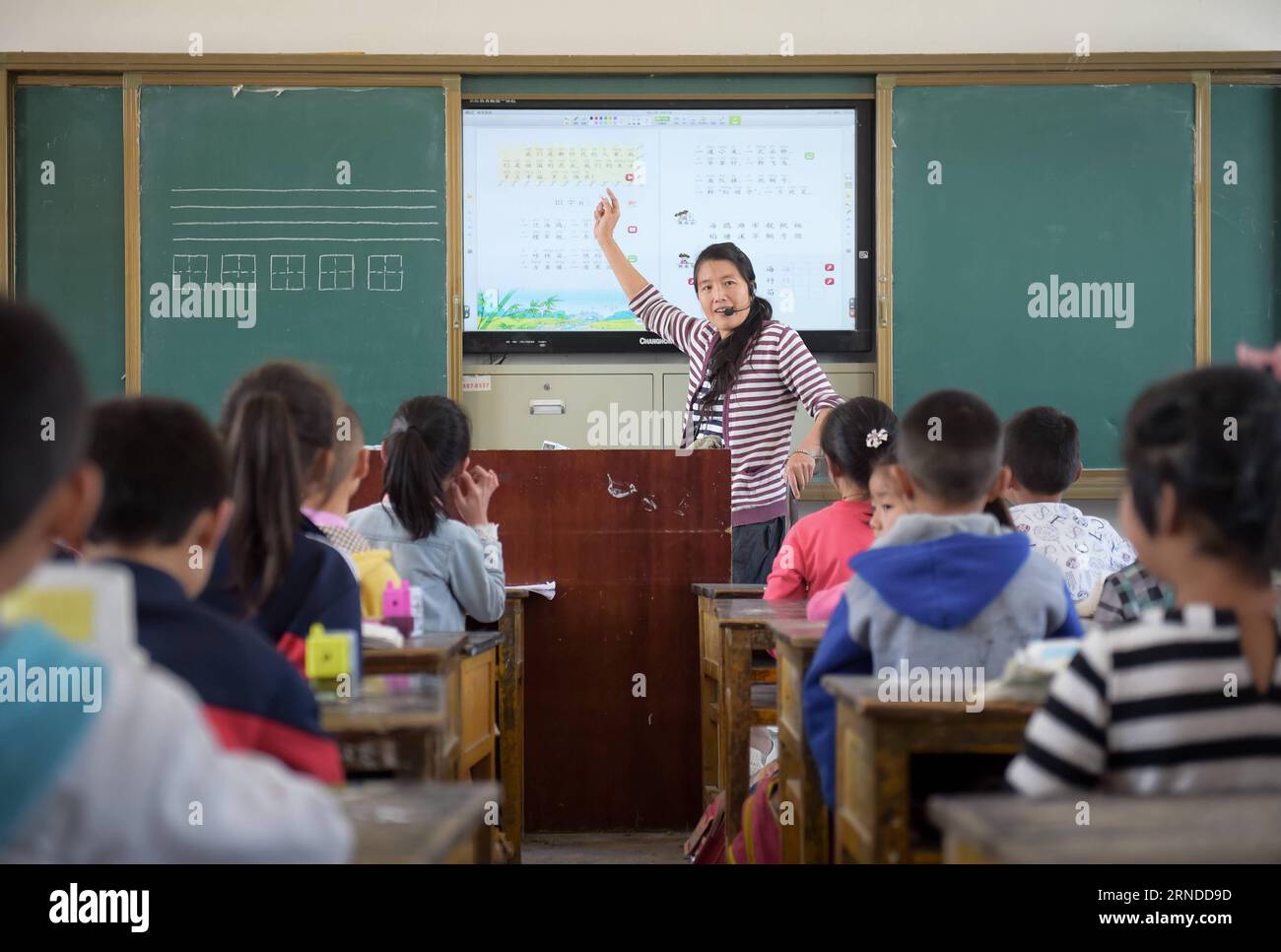(160517) -- FENGTAI, 16 maggio 2016 -- li Yuanfang dà lezione alla Zhangxiang Elementary School nella città di Dingji nella contea di Fengtai, nella provincia di Anhui della Cina orientale, 16 maggio 2016. La 42enne insegnante, che ha sofferto di polio a tre anni, ha continuato a dare classe sul bastone per 18 anni dalla sua laurea nel 1998. Per anni, deve stare in piedi per almeno quattro ore al giorno, il che la rende afflitta da dolore alla vita e agli arti inferiori. Ho pensato che la mia condizione corporea non potesse rendermi un insegnante, ma alla fine trovo che sia molto significativo per me portare la conoscenza in un villaggio Foto Stock
