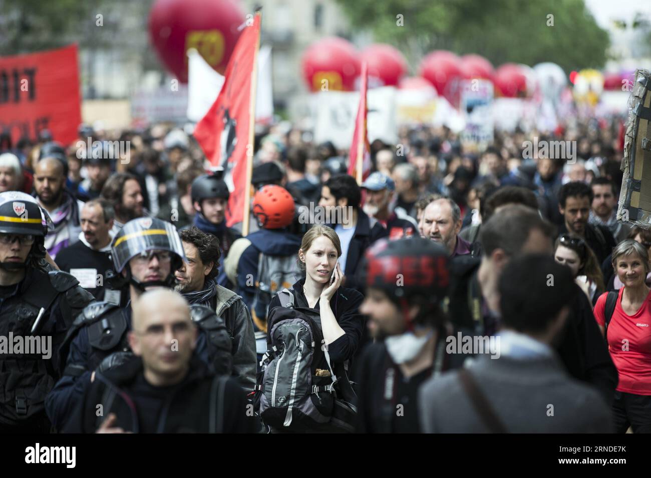 (160517) -- PARIGI, 17 maggio 2016 -- la gente si mette in strada per protestare contro il nuovo diritto del lavoro a Parigi, in Francia, il 17 maggio 2016. Nell'ultima protesta contro i piani del governo francese di riformare le leggi del lavoro del paese, migliaia di lavoratori e studenti sono usciti nelle città francesi martedì per chiedere il ritiro del disegno di legge. FRANCIA-PARIGI-NUOVA LEGGE DEL LAVORO-PROTESTA TheoxDuval PUBLICATIONxNOTxINxCHN 160517 Parigi 17 maggio 2016 celebrità si sfidano in piazza per protestare contro la nuova legge del laboratorio a Parigi Francia IL 17 maggio 2016 nell'ultima protesta contro il piano del governo francese a R Foto Stock