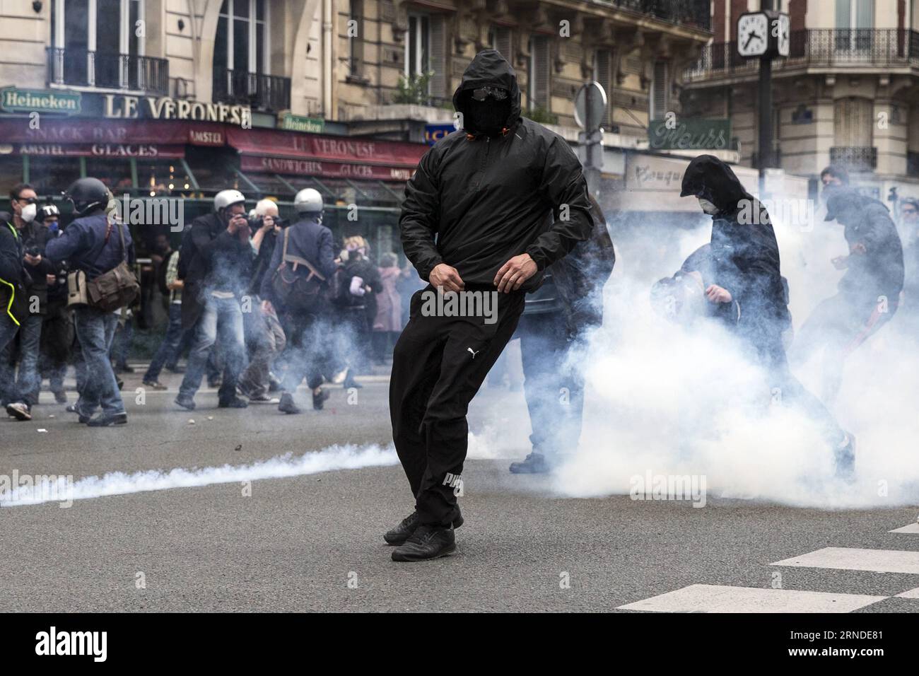 (160517) -- PARIGI, 17 maggio 2016 -- la gente partecipa a una protesta contro il nuovo diritto del lavoro a Parigi, in Francia, il 17 maggio 2016. Nell'ultima protesta contro i piani del governo francese di riformare le leggi del lavoro del paese, migliaia di lavoratori e studenti sono usciti nelle città francesi martedì per chiedere il ritiro del disegno di legge. FRANCIA-PARIGI-NUOVO DIRITTO DEL LAVORO-PROTESTA TheoxDuval PUBLICATIONxNOTxINxCHN 160517 Parigi 17 maggio 2016 celebrità prendono parte a una protesta contro la nuova legge del laboratorio a Parigi Francia IL 17 maggio 2016 nell'ultima protesta contro il piano di riforma del governo francese Foto Stock
