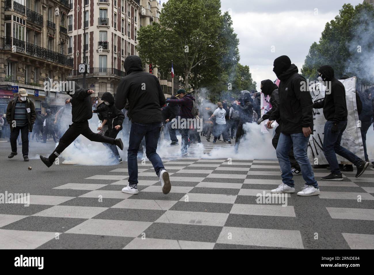 (160517) -- PARIGI, 17 maggio 2016 -- la gente si mette in strada per protestare contro il nuovo diritto del lavoro a Parigi, in Francia, il 17 maggio 2016. Nell'ultima protesta contro i piani del governo francese di riformare le leggi del lavoro del paese, migliaia di lavoratori e studenti sono usciti nelle città francesi martedì per chiedere il ritiro del disegno di legge. FRANCIA-PARIGI-NUOVA LEGGE DEL LAVORO-PROTESTA TheoxDuval PUBLICATIONxNOTxINxCHN 160517 Parigi 17 maggio 2016 celebrità si sfidano in piazza per protestare contro la nuova legge del laboratorio a Parigi Francia IL 17 maggio 2016 nell'ultima protesta contro il piano del governo francese a R Foto Stock
