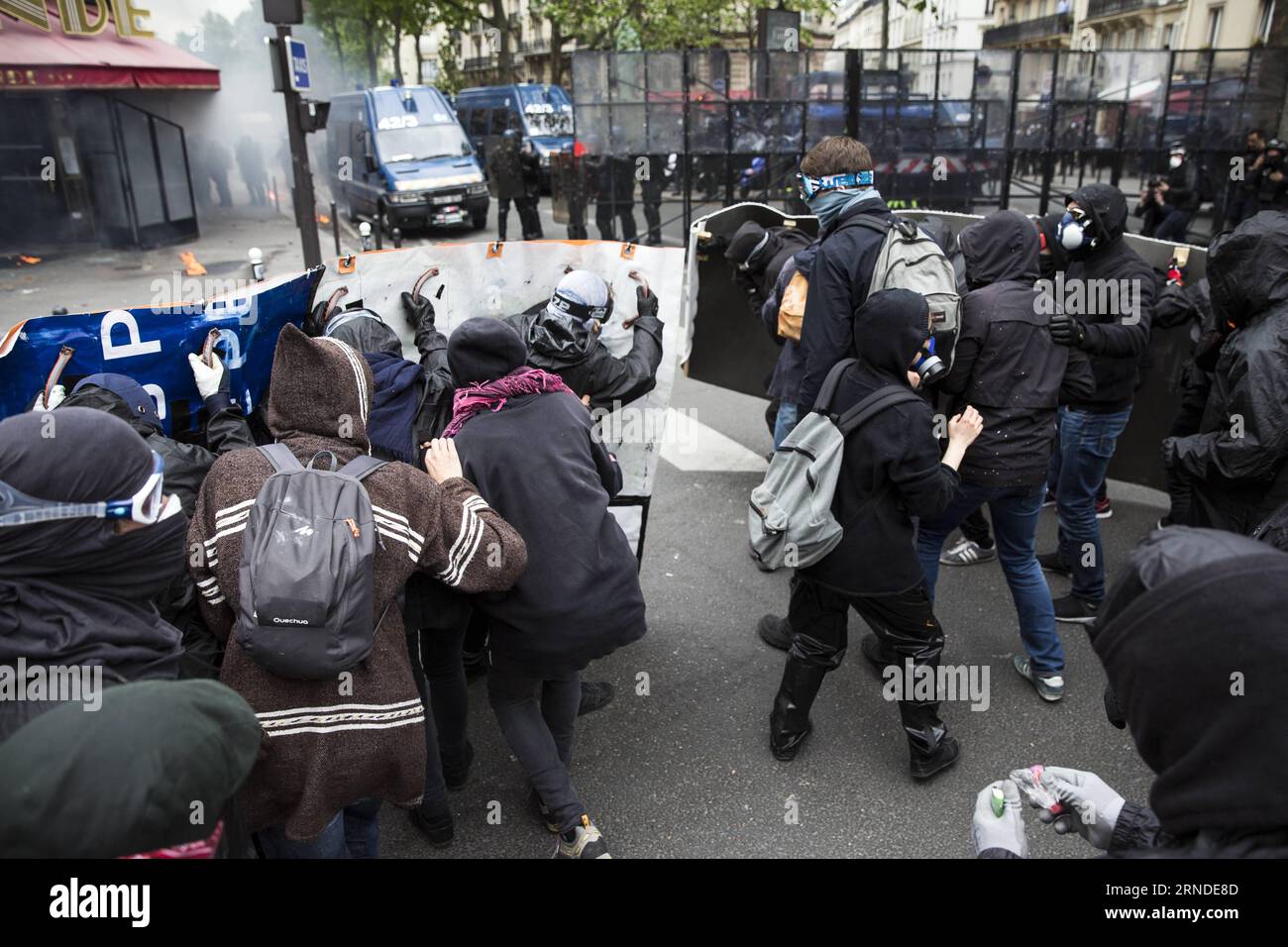 (160517) -- PARIGI, 17 maggio 2016 -- la gente si mette in strada per protestare contro il nuovo diritto del lavoro a Parigi, in Francia, il 17 maggio 2016. Nell'ultima protesta contro i piani del governo francese di riformare le leggi del lavoro del paese, migliaia di lavoratori e studenti sono usciti nelle città francesi martedì per chiedere il ritiro del disegno di legge. FRANCIA-PARIGI-NUOVA LEGGE DEL LAVORO-PROTESTA TheoxDuval PUBLICATIONxNOTxINxCHN 160517 Parigi 17 maggio 2016 celebrità si sfidano in piazza per protestare contro la nuova legge del laboratorio a Parigi Francia IL 17 maggio 2016 nell'ultima protesta contro il piano del governo francese a R Foto Stock
