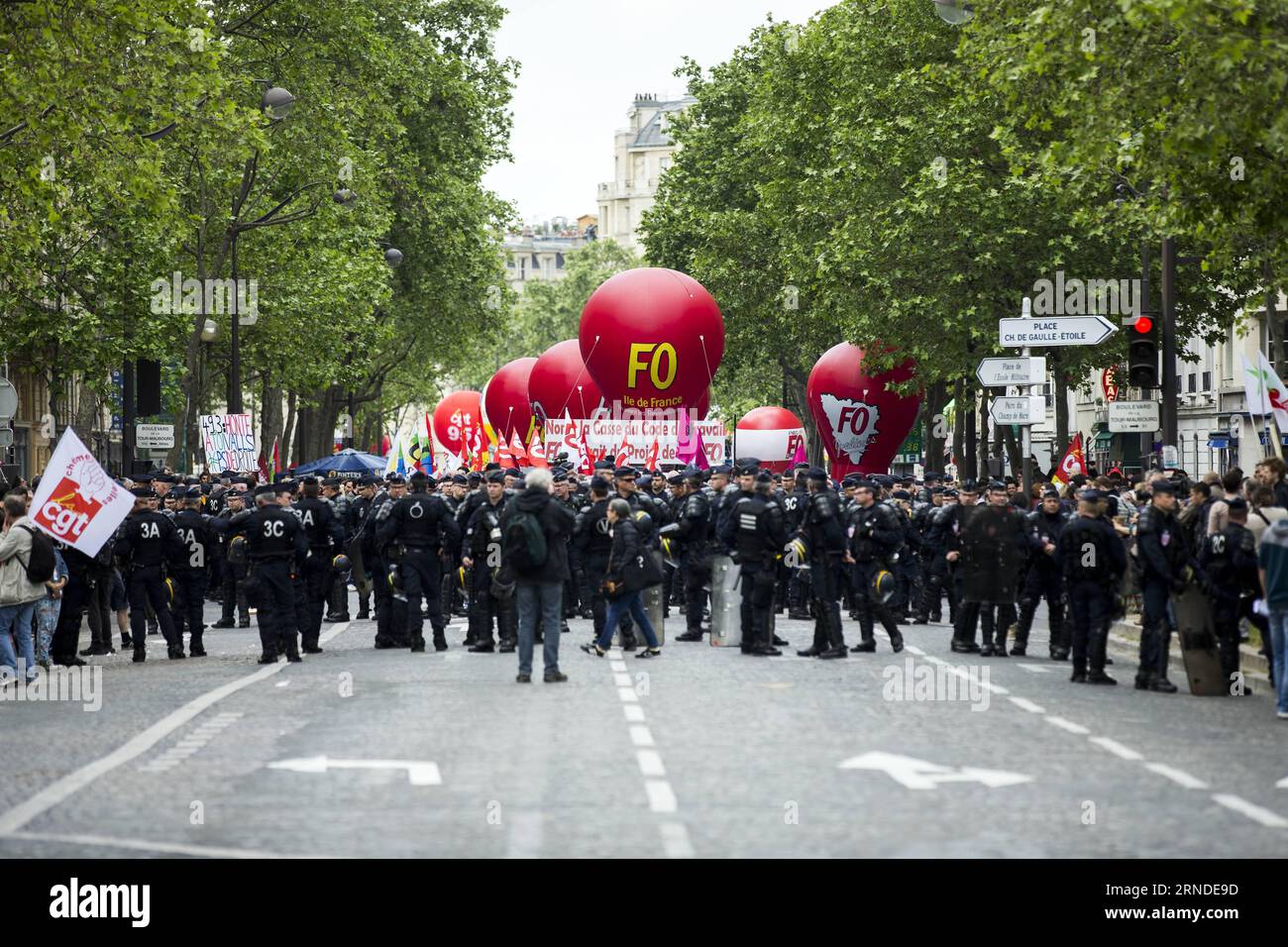 (160517) -- PARIGI, 17 maggio 2016 -- la gente si mette in strada per protestare contro il nuovo diritto del lavoro a Parigi, in Francia, il 17 maggio 2016. Nell'ultima protesta contro i piani del governo francese di riformare le leggi del lavoro del paese, migliaia di lavoratori e studenti sono usciti nelle città francesi martedì per chiedere il ritiro del disegno di legge. FRANCIA-PARIGI-NUOVA LEGGE DEL LAVORO-PROTESTA TheoxDuval PUBLICATIONxNOTxINxCHN 160517 Parigi 17 maggio 2016 celebrità si sfidano in piazza per protestare contro la nuova legge del laboratorio a Parigi Francia IL 17 maggio 2016 nell'ultima protesta contro il piano del governo francese a R Foto Stock