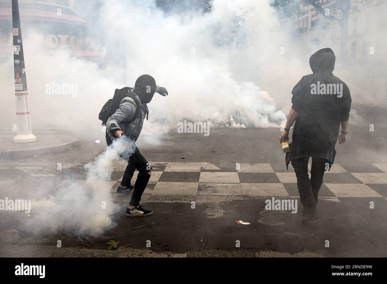 (160517) -- PARIGI, 17 maggio 2016 -- la gente partecipa a una protesta contro il nuovo diritto del lavoro a Parigi, in Francia, il 17 maggio 2016. Nell'ultima protesta contro i piani del governo francese di riformare le leggi del lavoro del paese, migliaia di lavoratori e studenti sono usciti nelle città francesi martedì per chiedere il ritiro del disegno di legge. FRANCIA-PARIGI-NUOVO DIRITTO DEL LAVORO-PROTESTA TheoxDuval PUBLICATIONxNOTxINxCHN 160517 Parigi 17 maggio 2016 celebrità prendono parte a una protesta contro la nuova legge del laboratorio a Parigi Francia IL 17 maggio 2016 nell'ultima protesta contro il piano di riforma del governo francese Foto Stock