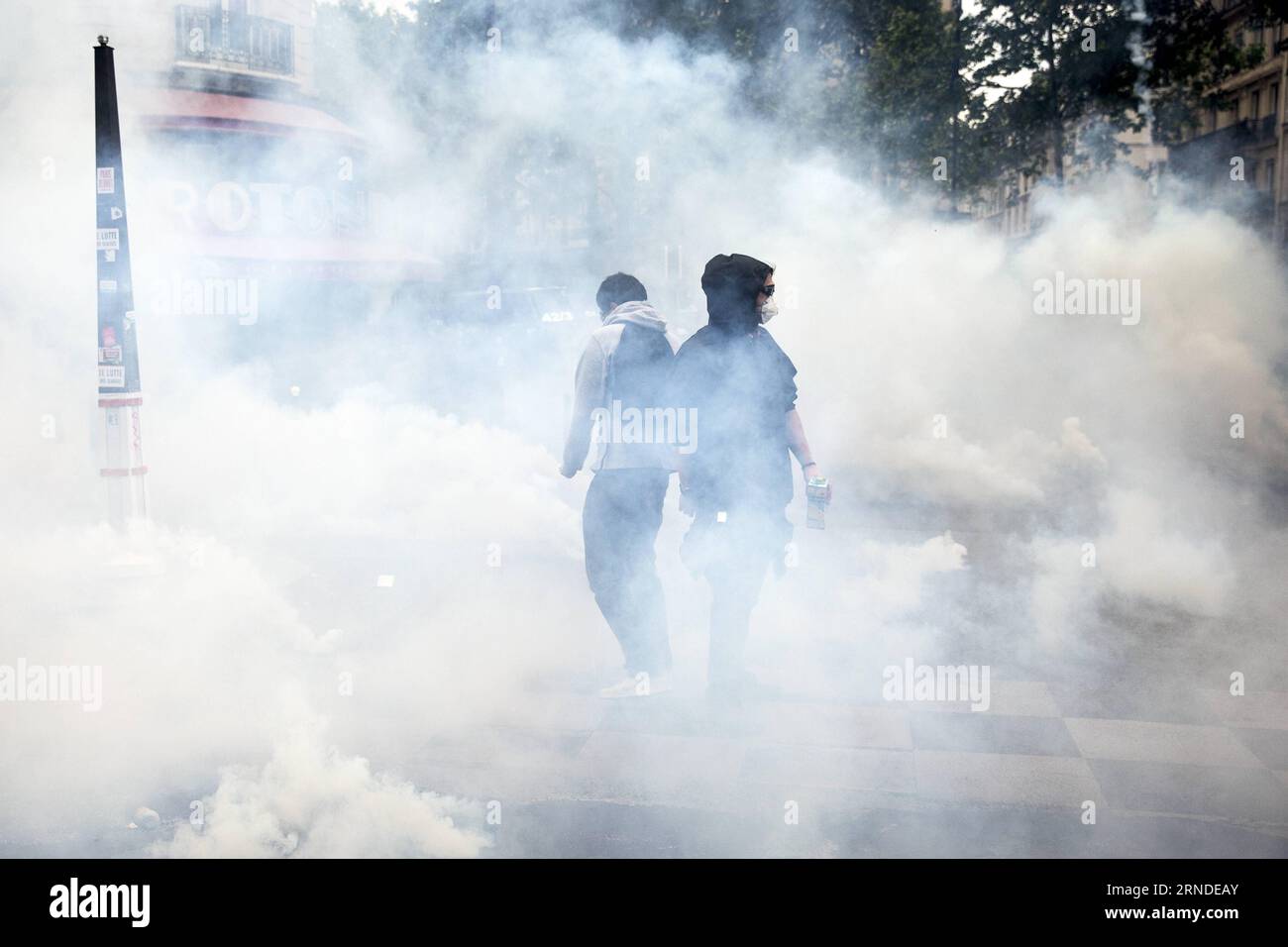 (160517) -- PARIGI, 17 maggio 2016 -- la gente partecipa a una protesta contro il nuovo diritto del lavoro a Parigi, in Francia, il 17 maggio 2016. Nell'ultima protesta contro i piani del governo francese di riformare le leggi del lavoro del paese, migliaia di lavoratori e studenti sono usciti nelle città francesi martedì per chiedere il ritiro del disegno di legge. FRANCIA-PARIGI-NUOVO DIRITTO DEL LAVORO-PROTESTA TheoxDuval PUBLICATIONxNOTxINxCHN 160517 Parigi 17 maggio 2016 celebrità prendono parte a una protesta contro la nuova legge del laboratorio a Parigi Francia IL 17 maggio 2016 nell'ultima protesta contro il piano di riforma del governo francese Foto Stock