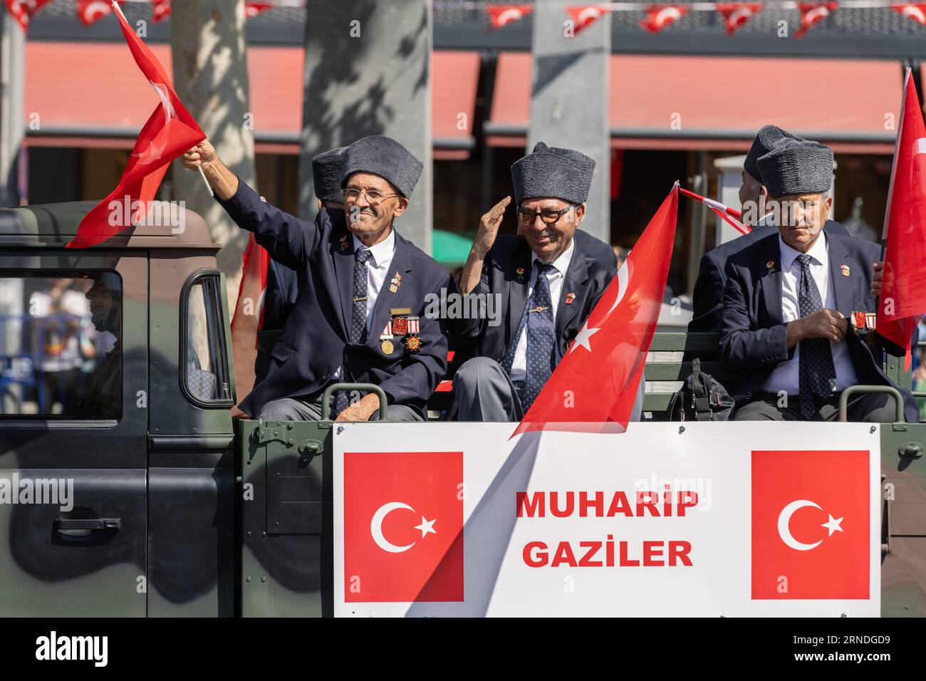 Ankara-Turchia: 30 agosto 2023: Veterani della guerra di Cipro salutano il pubblico durante la sfilata del 30 agosto cerimonia per strada ad Ankara. Inglese: War Veter Foto Stock