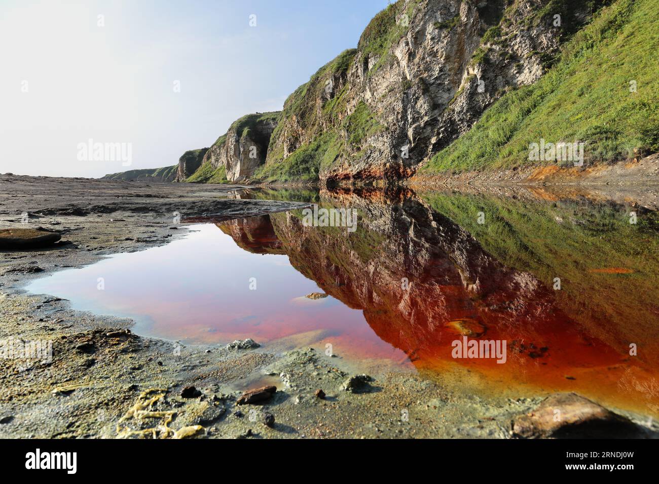 Piscine rosse di sangue con coste di zolfo gialle sulla Blast Beach, Durham Heritage Coast, Seaham, County Durham, UK Foto Stock