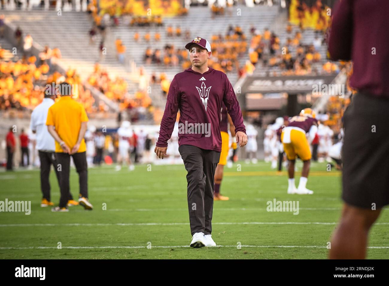 Il capo-allenatore dell'Arizona State Kenny Dillingham prepara la sua squadra prima di una partita contro i Southern Utah Thunderbirds, giovedì 31 agosto 2023. Arizon Foto Stock