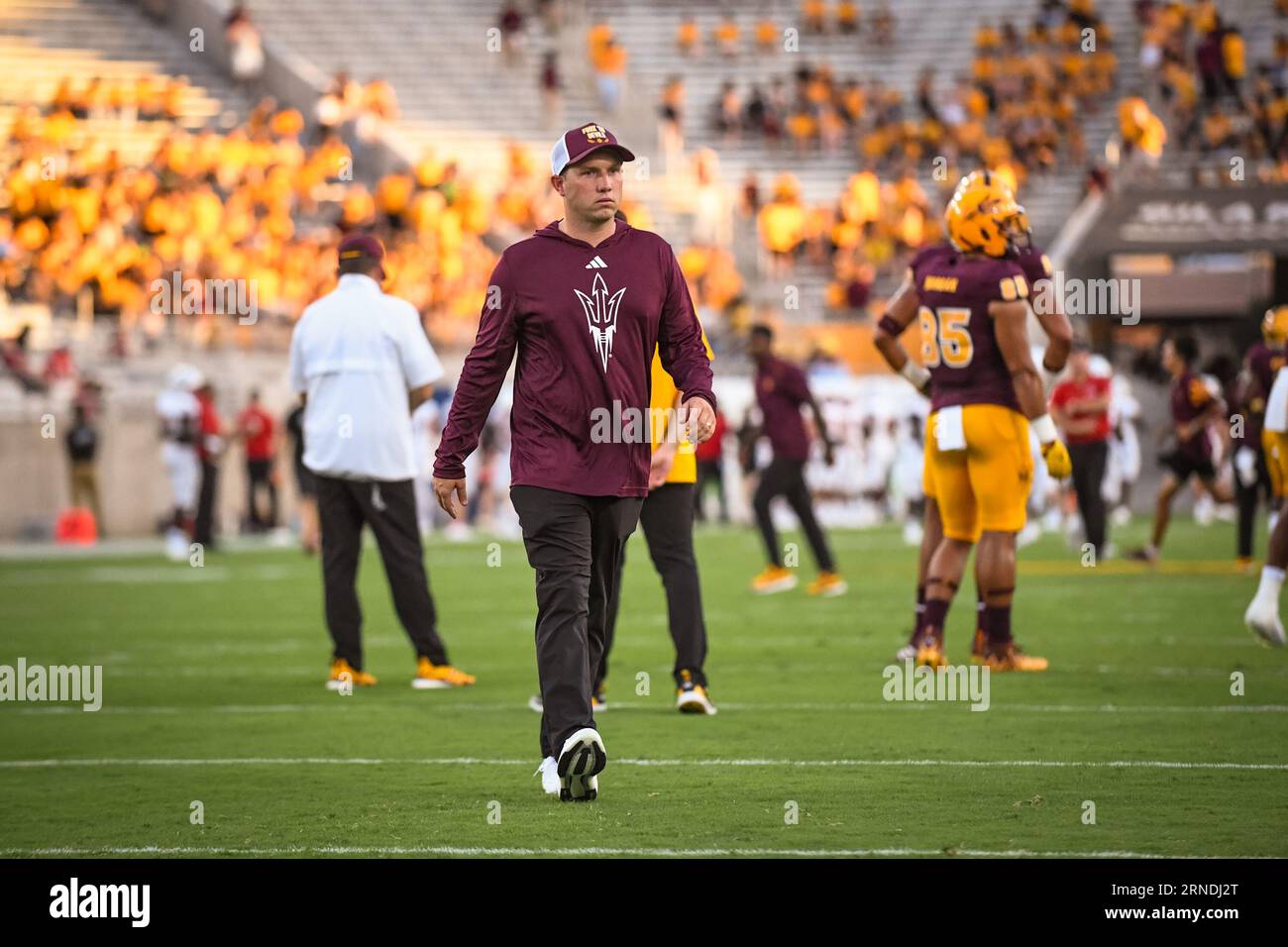 Il capo-allenatore dell'Arizona State Kenny Dillingham prepara la sua squadra prima di una partita contro i Southern Utah Thunderbirds, giovedì 31 agosto 2023. Arizon Foto Stock