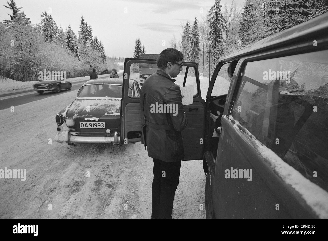 Attuale 01 - 7 - 1974: Ecco come risparmiamo petrolSe si è Unito a una pattuglia per vedere se le persone guidano a una velocità inferiore per risparmiare carburante. Quando il razionamento della benzina aumenta nel nuovo anno, è importante risparmiare ad ogni calo. Foto: Aage Storløkken / Aktuell / NTB ***FOTO NON ELABORATA*** questo testo è stato tradotto automaticamente! Foto Stock