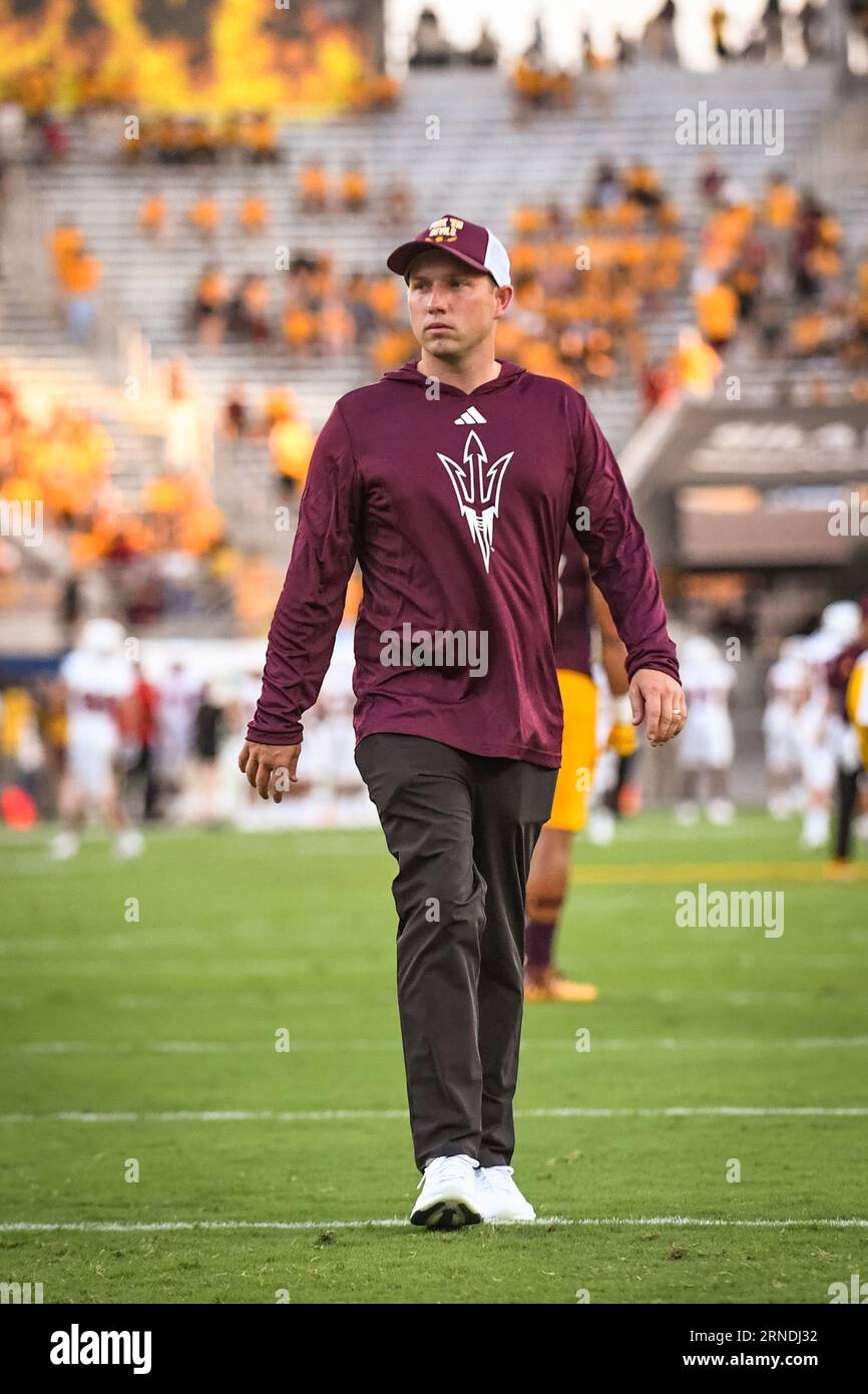 Il capo-allenatore dell'Arizona State Kenny Dillingham prepara la sua squadra prima di una partita contro i Southern Utah Thunderbirds, giovedì 31 agosto 2023. Arizon Foto Stock