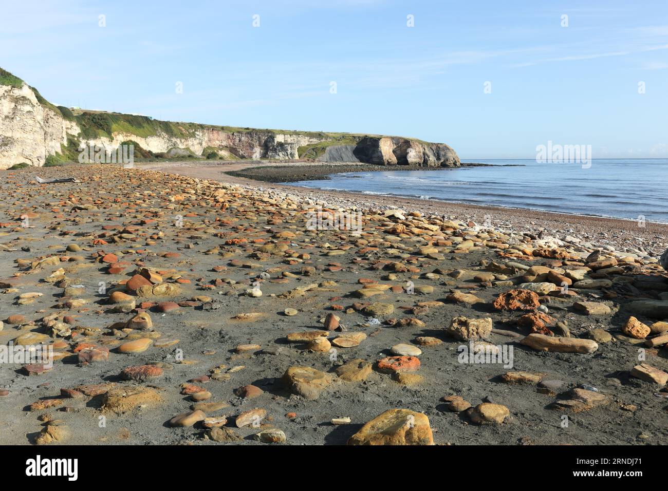 Rocce colorate sulla Blast Beach con vista verso Nasi's Point, Durham Heritage Coast, Seaham, County Durham, UK Foto Stock