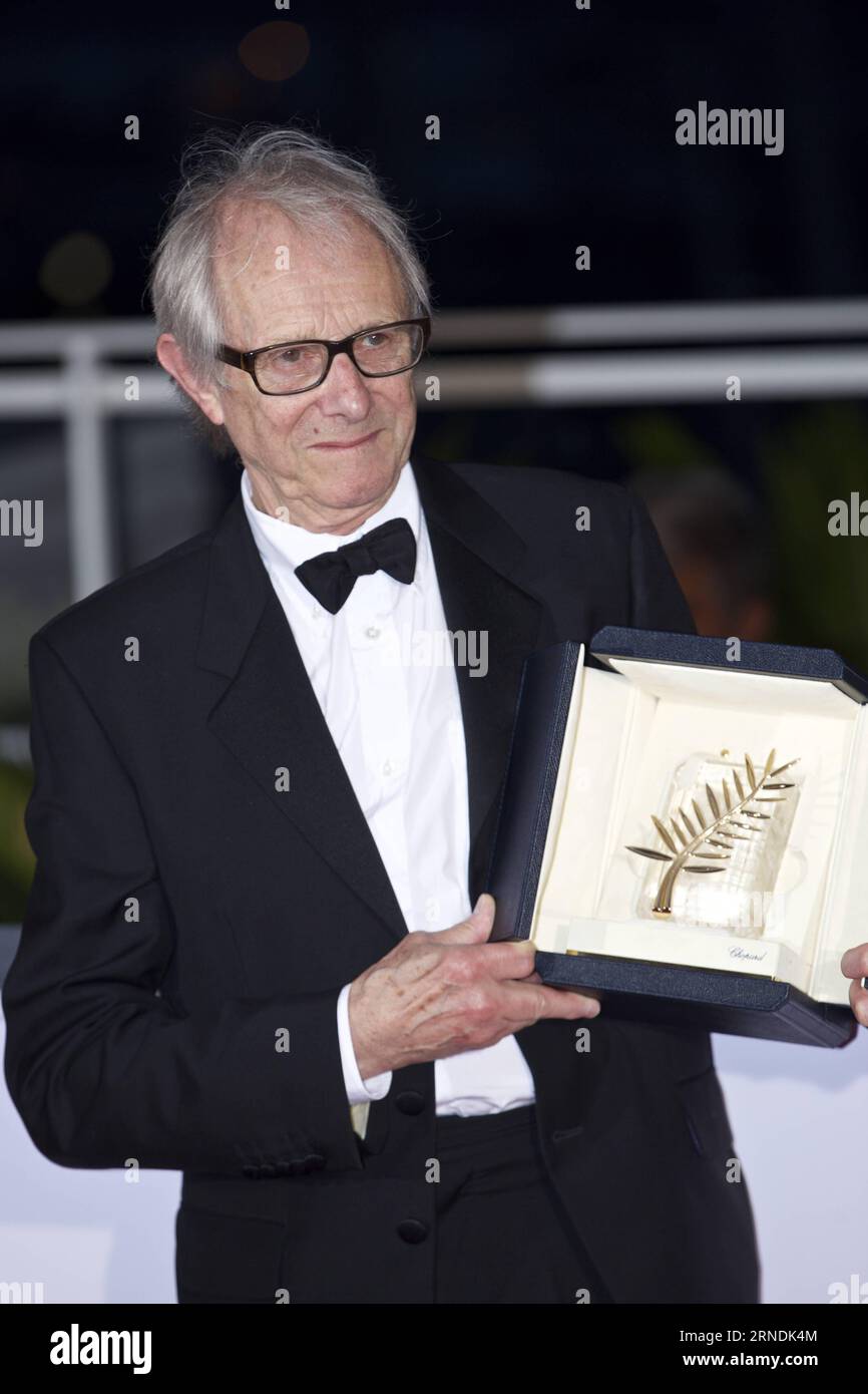 69. Festival de Cannes - Ken Loach gewinnt Goldene Palme (160522) -- CANNES, 22 maggio 2016 -- il regista britannico Ken Loach posa con il suo trofeo durante una photocall dopo aver vinto il Palme d Or Award per il film i, Daniel Blake al 69° Festival di Cannes, nel sud della Francia, il 22 maggio 2016. ) FRANCE-CANNES-FILM FESTIVAL-AWARD-PHOTOCALL JinxYu PUBLICATIONxNOTxINxCHN 69 Festival de Cannes Ken Loach vince Golden Palme 160522 Cannes 22 maggio 2016 il regista britannico Ken Loach posa con il suo Trofeo durante una foto dopo aver vinto il Palme D Or Award per il Film i Daniel Blake AL 69° Foto Stock