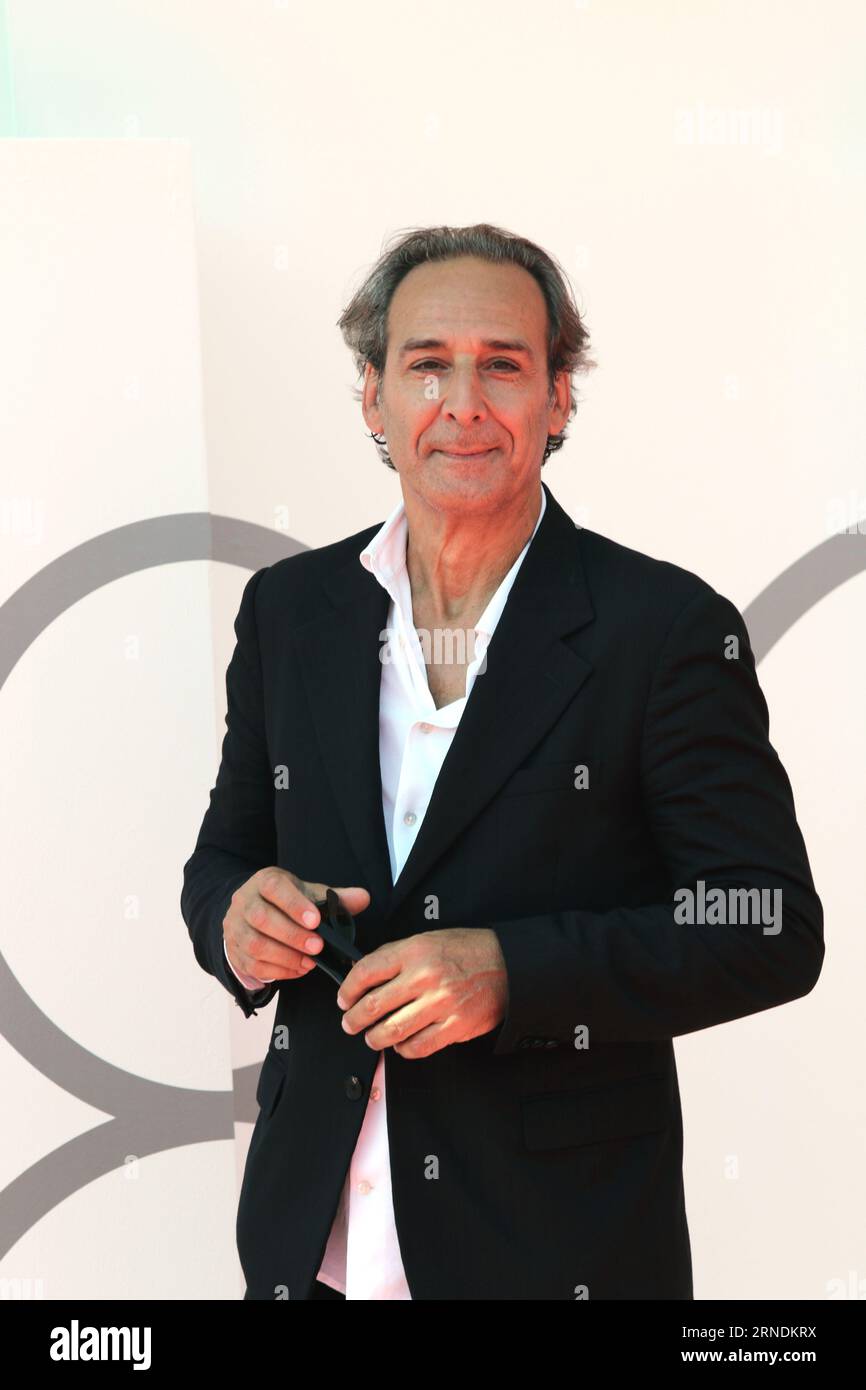 Italia, Lido di Venezia, 1° settembre 2023: Alexander Desplat, compositore francese, partecipa alla photocall per il premio Cartier Glory to the Filmmaker 2023 a Wes Anderson. La 80a Mostra Internazionale d'Arte cinematografica di Venezia il 31 agosto 2023 a Venezia, Italia. Foto © Ottavia da re/sintesi/Alamy Live News Foto Stock