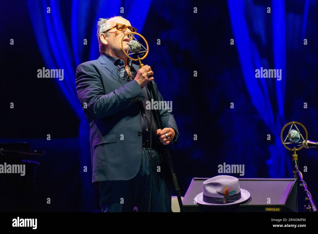 Milano, Italia. 31 agosto 2023. Elvis Costello si esibisce dal vivo durante Carmen Consoli - Elvis Costello, Concerto musicale a Milano, Italia, agosto 31 2023 credito: Agenzia fotografica indipendente/Alamy Live News Foto Stock