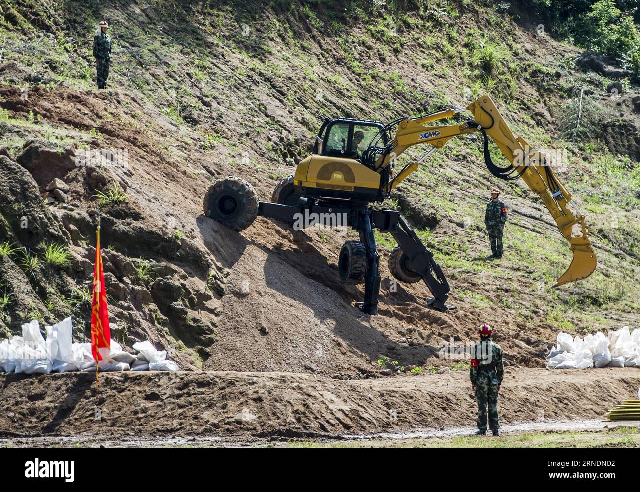 Gli agenti di polizia armati guidano un escavatore per aprire un percorso durante un'esercitazione a Qichun Coutny, nella provincia centrale di Hubei della Cina, il 25 maggio 2016. Un'esercitazione di emergenza in caso di una grande inondazione del fiume Yangtze ha avuto luogo a Qichun mercoledì. ) (Wyl) POLIZIA ARMATA DI WUHAN-CINA-ESERCITAZIONE DI INONDAZIONE (CN) XiaoxYijiu PUBLICATIONxNOTxINxCHN agenti di polizia armati guidare verso l'escavatore per aprire un percorso durante un trapano nella provincia di Hubei Di Coutny, Cina centrale, maggio 25 2016, per ESERCITARSI DI EMERGENZA in caso di un'INONDAZIONE maggiore del fiume Yangtze ha avuto luogo mercoledì Wyl China Wuhan polizia armata Flood Drill CN XiaoxYijiu PU Foto Stock