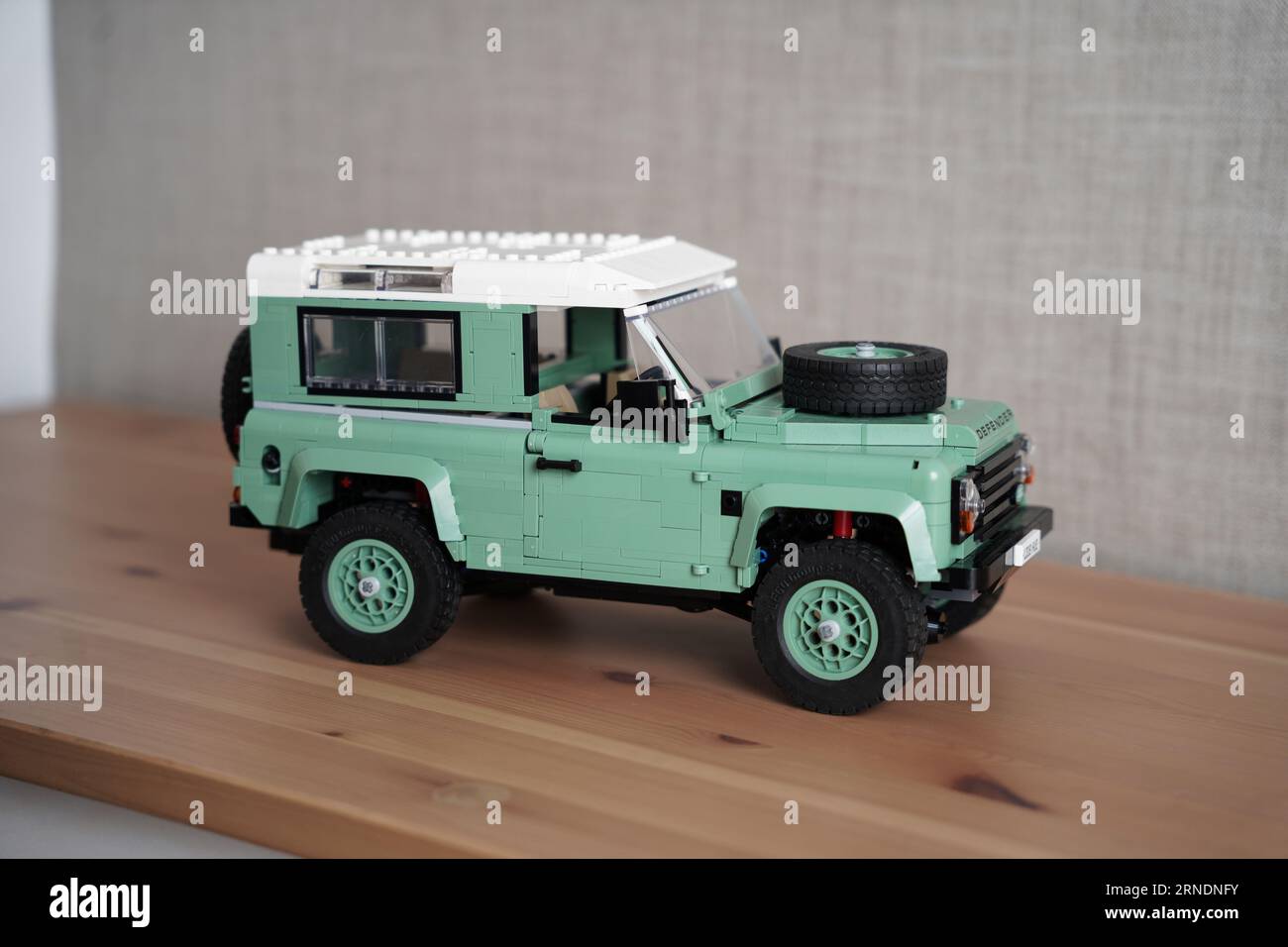 LEGO Defender, Land Rover Classic Defender 90. Auto verde lego con dettagli. Foto Stock