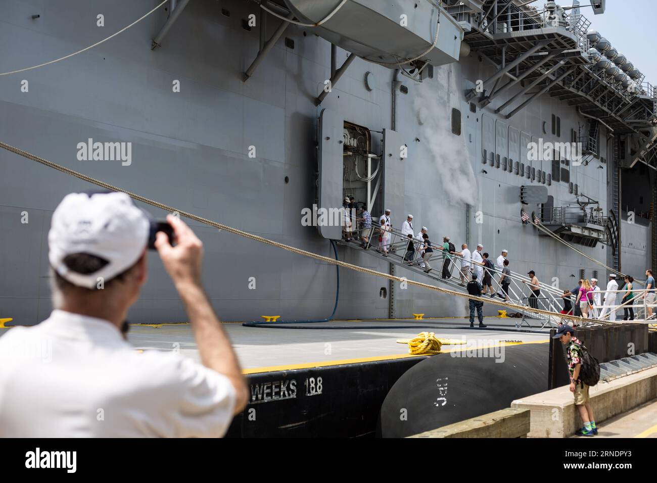 Un visitatore scatta una foto della USS Bataan (LHD-5), nave d'assalto anfibio classe Wasp, a Manhattan durante la 28a settimana annuale della flotta di New York a New York, negli Stati Uniti, il 27 maggio 2016. La New York Fleet Week si svolge dal 25 maggio al 30 maggio, dove centinaia di militari delle forze armate visitano New York City come parte delle commemorazioni del Memorial Day . SETTIMANA DELLA FLOTTA USA-NEW YORK-USS BATAAN LixMuzi PUBLICATIONxNOTxINxCHN un visitatore scatta foto della nave d'assalto anfibio classe USS Bataan LHD 5 Wasp a Manhattan durante la 28a settimana annuale della flotta di New York a New York negli Stati Uniti Foto Stock