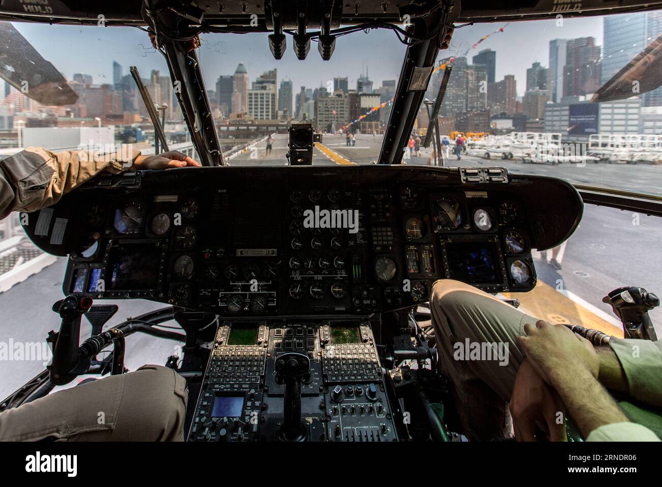 La foto scattata il 27 maggio 2016 mostra la cabina di pilotaggio di un elicottero Sikorsky CH-53E Super Stallion a bordo della nave d'assalto anfibio USS Bataan (LHD-5), classe Wasp, durante la 28a settimana annuale della flotta di New York a New York, negli Stati Uniti. La New York Fleet Week si svolge dal 25 maggio al 30 maggio, dove centinaia di militari delle forze armate visitano New York City come parte delle commemorazioni del Memorial Day . US-NEW YORK-FLEET WEEK-USS BATAAN LixMuzi PUBLICATIONxNOTxINxCHN la foto scattata IL 27 2016 maggio mostra la cabina di pilotaggio di un elicottero SIKORSKY CH 53E Super Stallion A bordo della USS Bataan L. Foto Stock
