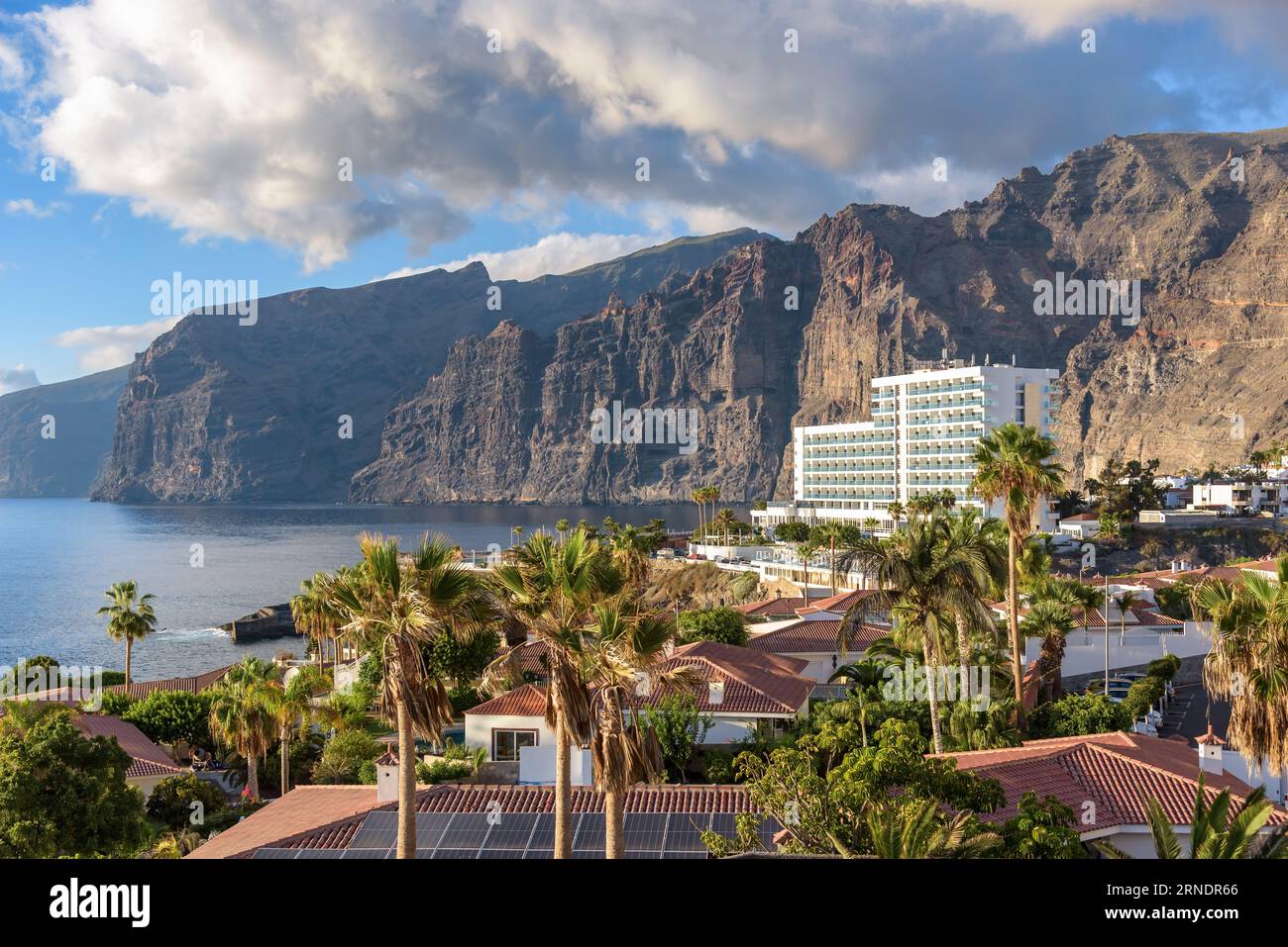 Vista della costa della scogliera di Tenerife a Los Gigantes Foto Stock