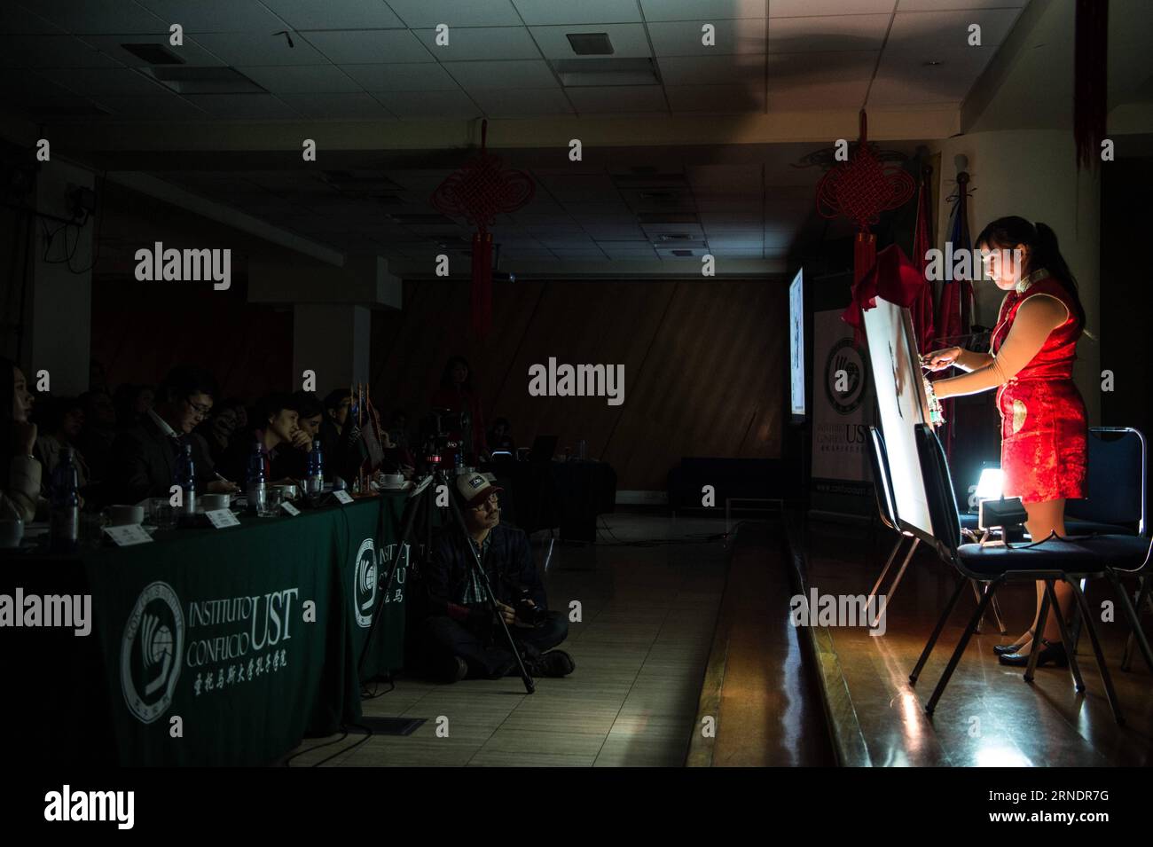 (160528) -- SANTIAGO, 27 maggio 2016 -- Uno studente partecipa al concorso Chinese Bridge 2016 presso la sala grande dell'Università Santo Tomas di Santiago, Cile, il 27 maggio 2016. Due studenti cileni venerdì hanno vinto la possibilità di competere nel concorso Chinese Bridge 2016 a Pechino. Eduardo Ovando e Jose Alvarez hanno vinto i concorsi linguistici a livello universitario e secondario, rispettivamente, per prendere parte al concorso annuale di conoscenza della lingua cinese. ) CILE-SANTIAGO-CHINESE BRIDGE CONTEST JorgexVillegas PUBLICATIONxNOTxINxCHN 160528 Santiago maggio 27 2016 partecipa uno studente Foto Stock