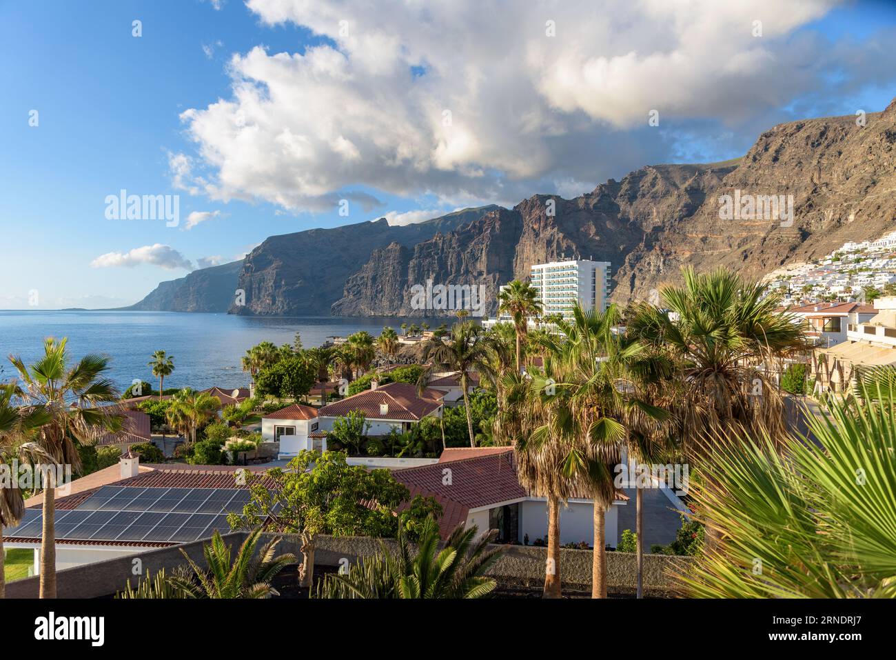 Vista della costa della scogliera di Tenerife a Los Gigantes Foto Stock