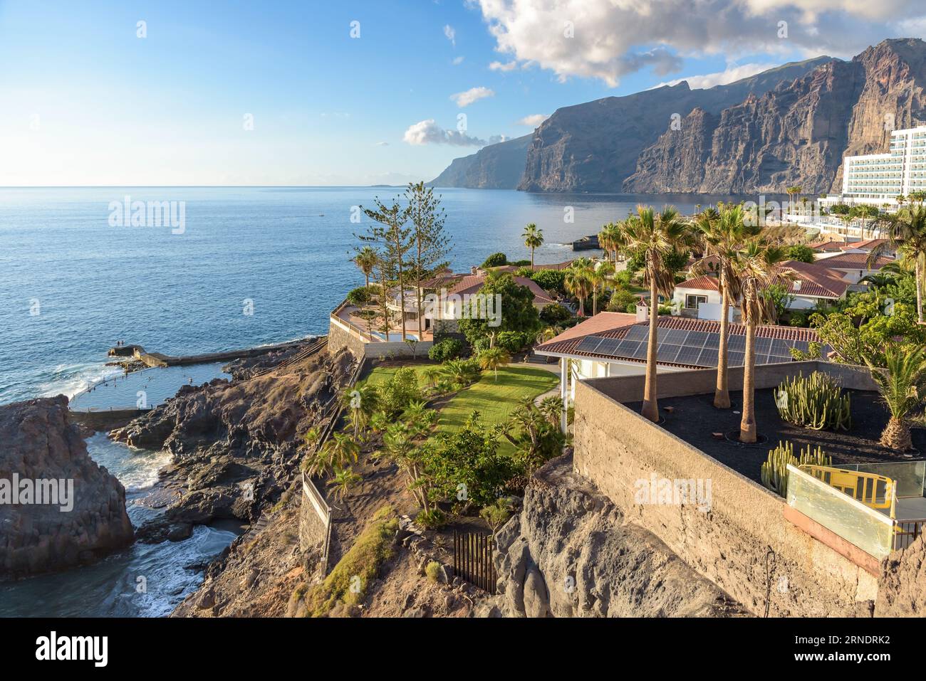 Vista della costa della scogliera di Tenerife a Los Gigantes Foto Stock
