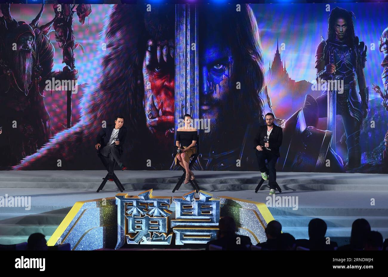 Warcraft Pressetermin a Pechino (160601) -- PECHINO, 1 giugno 2016 -- l'attore Daniel Wu, l'attrice Paula Patton e il regista Duncan Jones partecipano a una conferenza stampa per il loro nuovo film Warcraft a Pechino, capitale della Cina, 1 giugno 2016. L'epico film fantasy basato sulla serie di videogiochi Warcraft sviluppata da Blizzard Entertainment uscirà sulla Cina continentale l'8 giugno. )(wjq) CHINA-BEIJING-WARCRAFT-PRESS CONFERENCE (CN) JinxLiangkuai PUBLICATIONxNOTxINxCHN Warcraft Press call a Pechino 160601 Pechino 1 giugno 2016 l'attore Daniel Wu l'attrice Paula Patton e il direttore Duncan Jones assistono a un Foto Stock