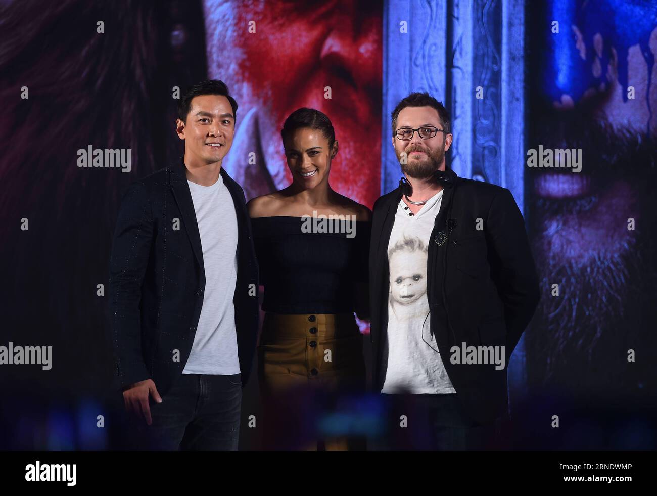Warcraft Pressetermin a Pechino (160601) -- PECHINO, 1 giugno 2016 -- l'attore Daniel Wu, l'attrice Paula Patton (C) e il regista Duncan Jones partecipano a una conferenza stampa per il loro nuovo film Warcraft a Pechino, capitale della Cina, 1 giugno 2016. L'epico film fantasy basato sulla serie di videogiochi Warcraft sviluppata da Blizzard Entertainment uscirà sulla Cina continentale l'8 giugno. )(wjq) CHINA-BEIJING-WARCRAFT-PRESS CONFERENCE (CN) JinxLiangkuai PUBLICATIONxNOTxINxCHN Warcraft Press call a Pechino 160601 Pechino 1 giugno 2016 attore Daniel Wu attrice Paula Patton C e direttore Duncan Jones att Foto Stock