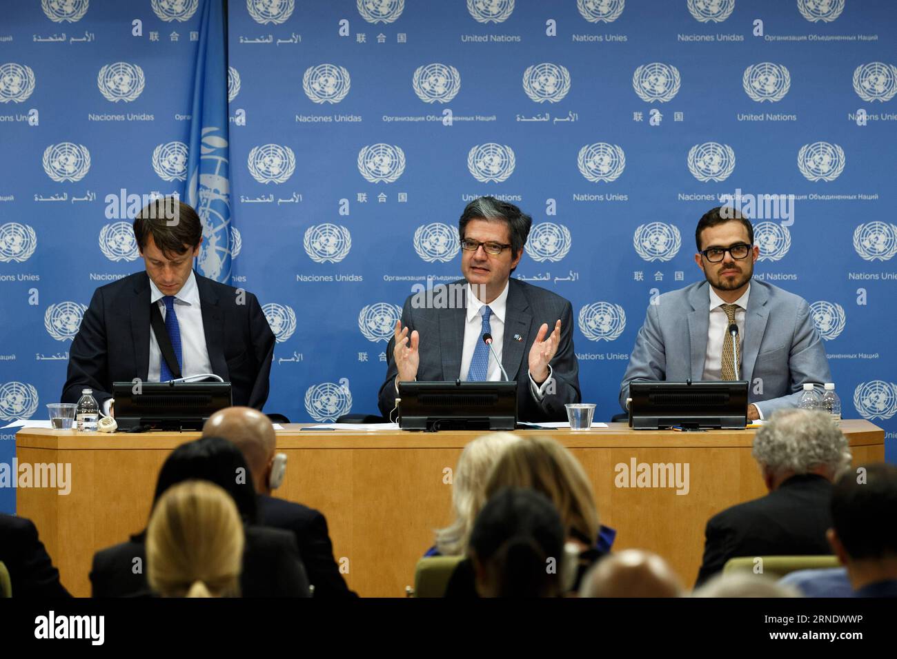 (160601) -- NAZIONI UNITE, 1° giugno 2016 -- Francois Delattre(C), rappresentante permanente della Francia presso le Nazioni Unite e presidente a rotazione del Consiglio di sicurezza delle Nazioni Unite per giugno, parla alla stampa presso la sede delle Nazioni Unite a New York, il 1° giugno 2016. Mercoledì il Consiglio di sicurezza delle Nazioni Unite ha condannato con la massima fermezza un attacco terroristico contro il campo della missione multidimensionale integrata di stabilizzazione delle Nazioni Unite in Mali (MINUSMA) a Gao, Mali settentrionale, durante il quale è stato ucciso un peacekeeper cinese. ) CONSIGLIO DI SICUREZZA delle Nazioni Unite-MALI LixMuzi PUBLICATIONxNOTxINxCHN 160601 Unit Foto Stock