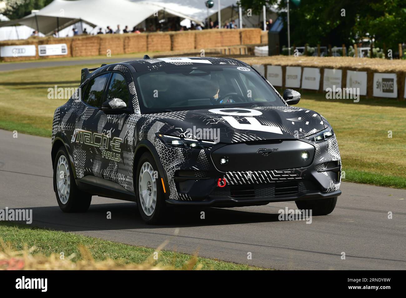 Ford Mustang Mach-e Rally Concept, First Glance, un'opportunità per vedere nuovi modelli e concept car di produttori nuovi e affermati, Coverin Foto Stock