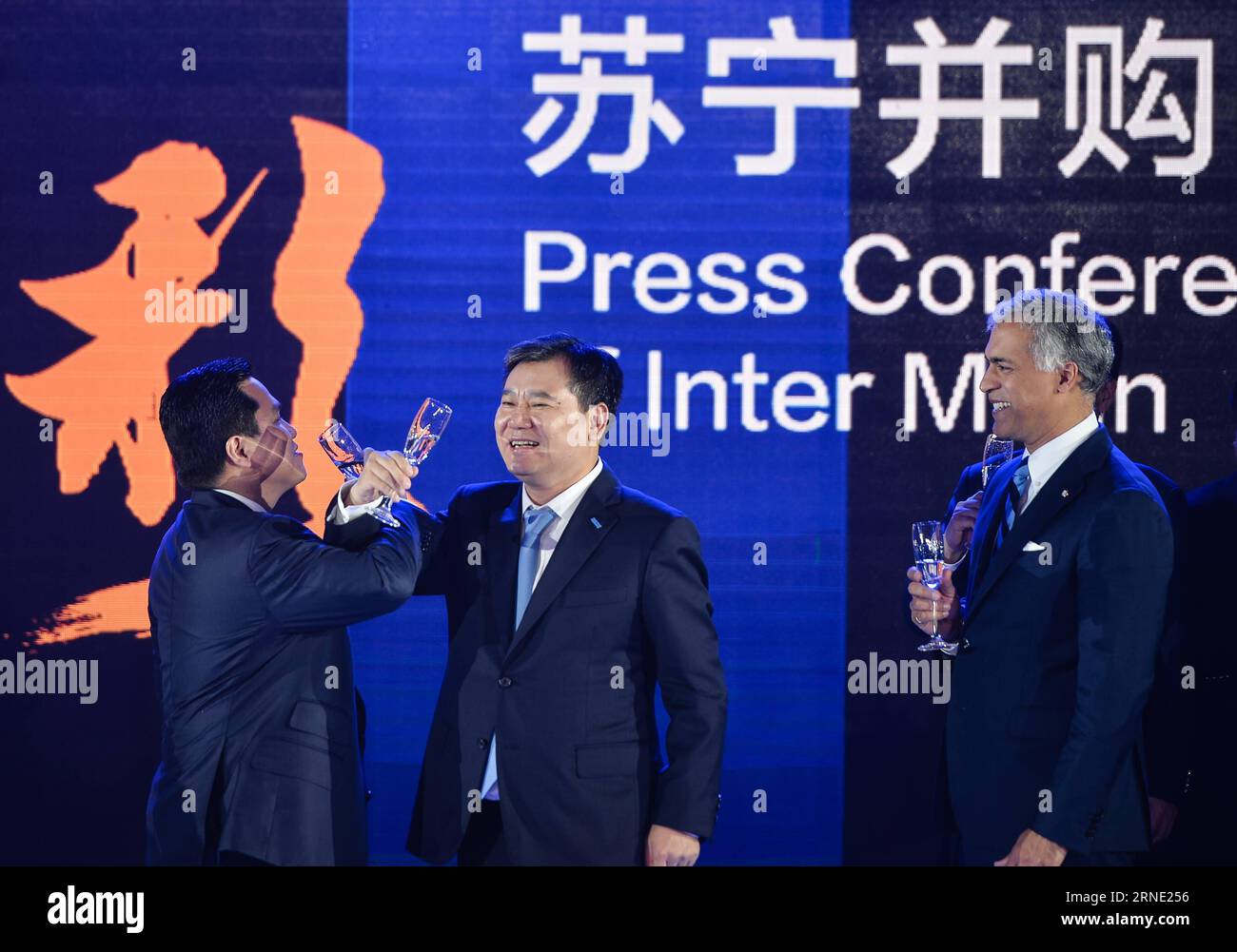 (160606) -- NANCHINO, 6 giugno 2016 - il presidente del gruppo Suning Zhang Jindong (2°, L) e il presidente dell'Inter Milan Erick Thohir (1°, L) brindano a una conferenza stampa a Nanchino, capitale della provincia del Jiangsu della Cina orientale, il 6 giugno 2016. Il colosso cinese del retail Suning Group ha detenuto una quota del 70% nella società calcistica italiana Inter Milan, un accordo del valore di 270 milioni di euro, Suning Group ha annunciato qui lunedì. )(WLL) (SP)CHINA-NANJING-SOCCER-SUNING-INTER MILAN(CN) LixXiang PUBLICATIONxNOTxINxCHN 160606 Nanjing 6 giugno 2016 Presidente del Suning Group Zhang Jindong 2nd l e Presidente dell'Inter Milan Erick Thohir Foto Stock