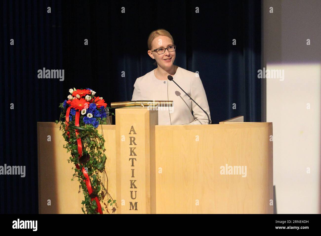 Maria Lohela, presidente del Parlamento finlandese, tiene un discorso di apertura durante il quarto Simposio di cooperazione artica Cina-nordica a Rovaniemi, Finlandia, il 7 giugno 2016. Il quarto Simposio di cooperazione artica Cina-nordica si svolge questa settimana a Rovaniemi, la capitale della Lapponia finlandese, un'area dell'estremo nord abitata da una combinazione di gruppi etnici, tra cui i Sami indigeni dell'Artico. ) FINLANDIA-ROVANIEMI-CINA-NORDIC ARCTIC COOPERATION SYMPOSIUM LixJizhi PUBLICATIONxNOTxINxCHN Mary Speaker del Parlamento finlandese tiene un discorso di apertura durante la quarta Arcti nordica cinese Foto Stock