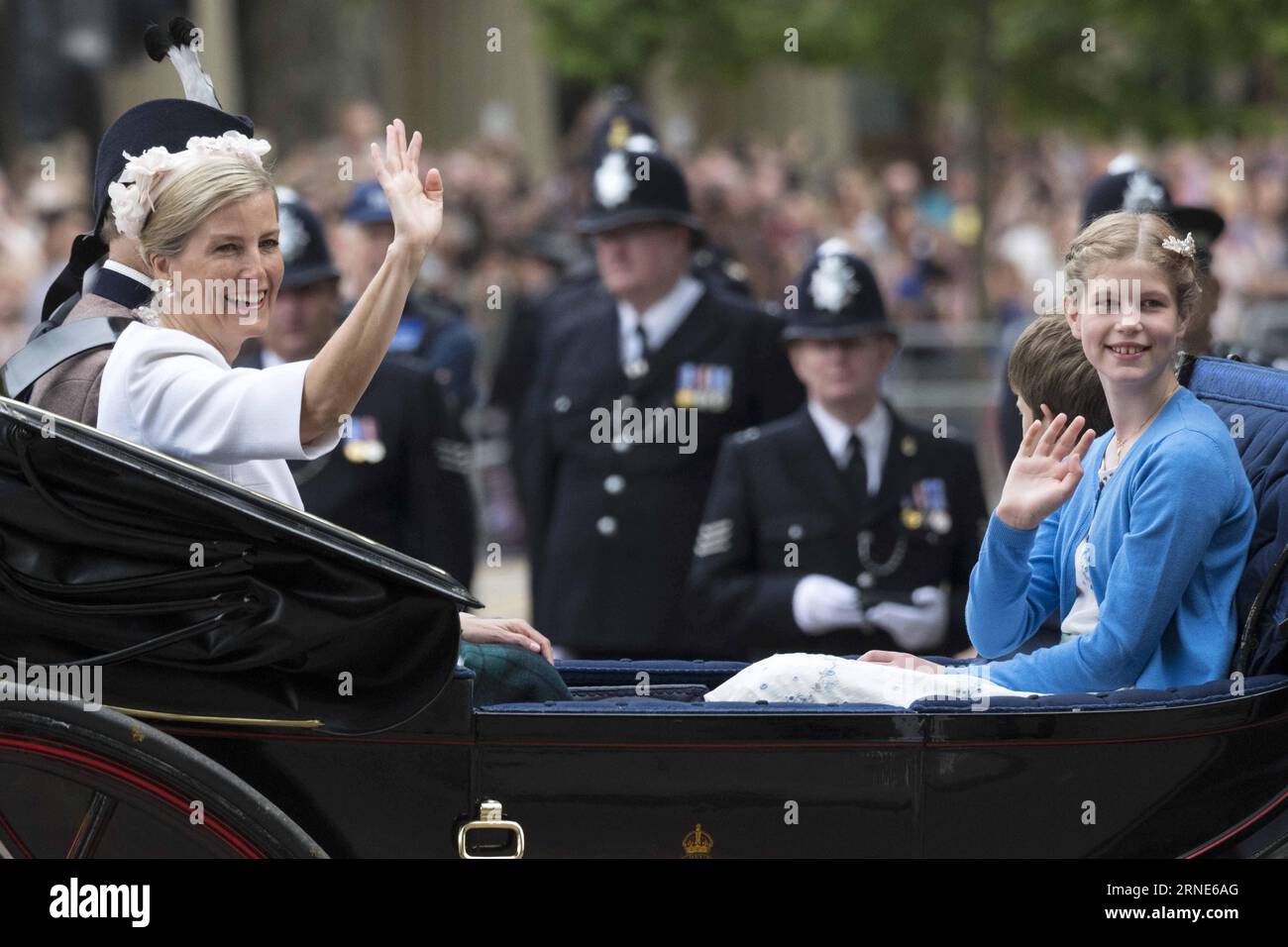 (160611) -- LONDRA, 11 giugno 2016 -- Sophie della Gran Bretagna, contessa del Wessex (L), e Lady Louise Windsor sono viste su una carrozza diretta per le celebrazioni del 90° compleanno della Regina a Londra, in Gran Bretagna, l'11 giugno 2016. ) BRITAIN-LONDON-ROYAL-QUEEN-BIRTHDAY CELEBRATION RayxTang PUBLICATIONxNOTxINxCHN 160611 Londra 11 giugno 2016 Britain S Sophie Contessa di Wessex l e Lady Louise Windsor sono laghi SU una carrozza diretta per le celebrazioni del 90 ° compleanno della Regina a Londra Gran Bretagna 11 giugno 2016 Gran Bretagna Londra Royal Queen Birthday Celebration RayxTang PUBLICATIONXNOTxINxCHN Foto Stock