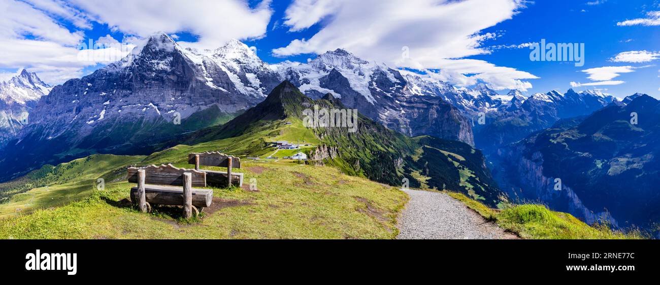 Paesaggi naturali svizzeri. Montagne innevate panoramiche delle Alpi bellezza nella natura. Paesaggio svizzero. Vista del monte Mannlichen e del famoso percorso escursionistico 'Royal Foto Stock