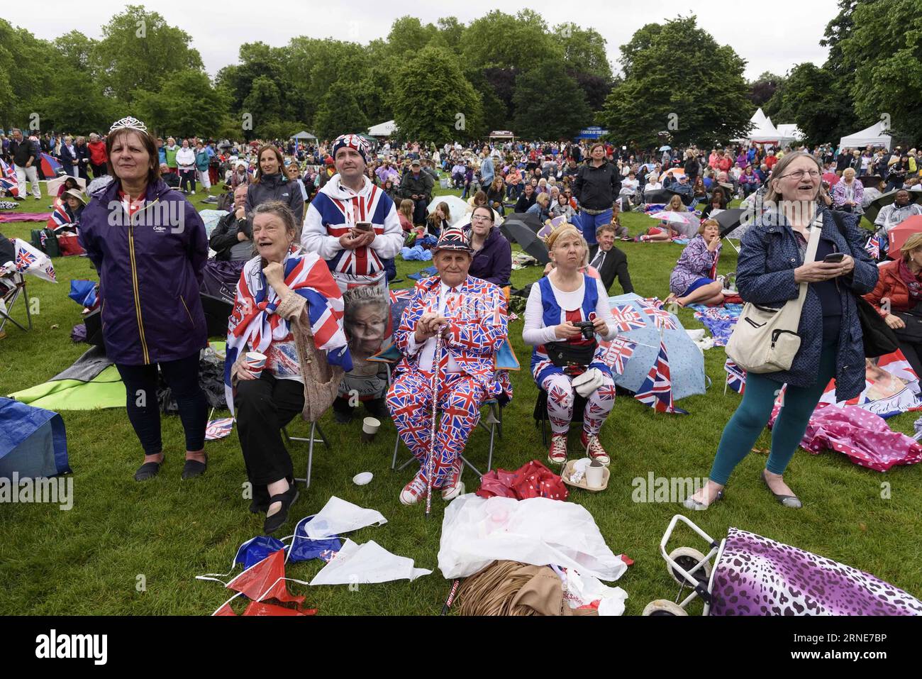 (160612) -- LONDRA, 12 giugno 2016 -- la gente festeggia il 90° compleanno ufficiale della Regina Elisabetta II a St. James Park a Londra, 12 giugno 2016. ) UK-LONDON-QUEEN-BIRTHDAY-CELEBRATION RayxTang PUBLICATIONxNOTxINxCHN 160612 Londra 12 giugno 2016 celebrità celebrità celebrano il 90° compleanno ufficiale della Regina Elisabetta II a St James Park a Londra 12 giugno 2016 UK London Queen Birthday Celebration RayxTang PUBLICATIONxNOTxINxCHN Foto Stock