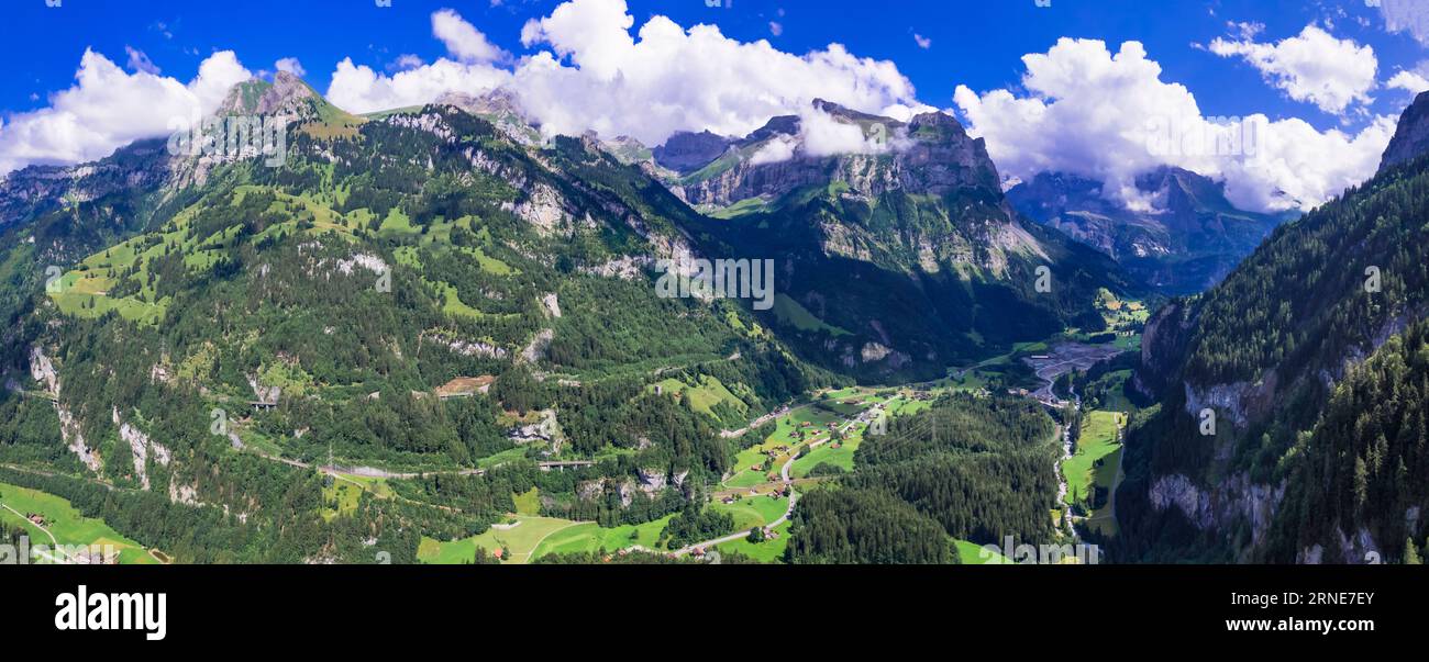 Paesaggi naturali svizzeri. Villaggio di Kandersteg con splendida valle circondata da alte montagne alpine. popolare stazione sciistica turistica. Cantone Berna, Svizzera, Foto Stock