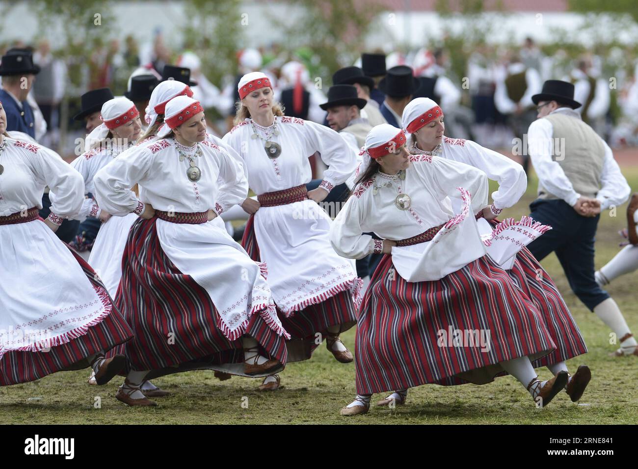 (160614) -- JOGEVA, 12 giugno 2016 -- le donne in costumi tradizionali danzano a Jogeva, Estonia, il 12 giugno 2016. Oltre 5.000 donne provenienti da Estonia, Irlanda, Norvegia, Inghilterra, Lussemburgo, Canada, Finlandia e Lituania hanno ballato insieme durante un festival di danza femminile di domenica. ) ESTONIA-JOGEVA-WOMEN S DANCE FESTIVAL SergeixStepanov PUBLICATIONxNOTxINxCHN 160614 giugno 12 2016 donne in costumi tradizionali Danza in Estonia IL 12 giugno 2016 oltre 5 000 donne provenienti da Estonia Irlanda Norvegia Inghilterra Lussemburgo Canada Finlandia e Lituania hanno ballato insieme durante un Women S Dance Festival di domenica Esto Foto Stock