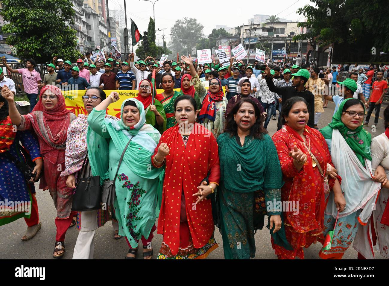 Gli attivisti del Partito nazionalista del Bangladesh (BNP) partecipano a una manifestazione per celebrare il 45 ° anniversario della fondazione del Partito Nazionale del Bangladesh (BNP) a Dacca, Bangladesh, il 1 ° settembre 2023. Foto Stock