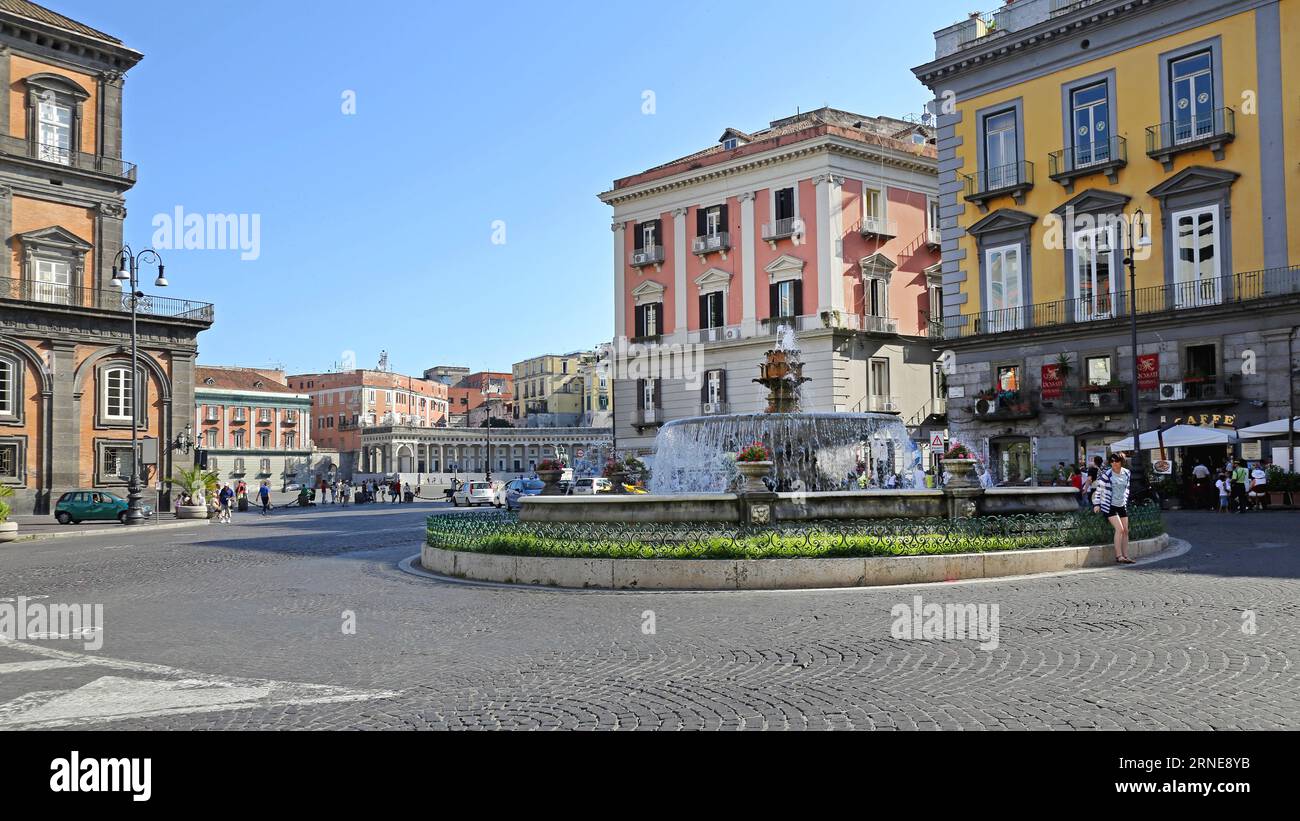 Napoli, Italia - 22 giugno 2014: Fontana di carciofi in Piazza Trieste e Trento senza traffico Centro storico. Foto Stock